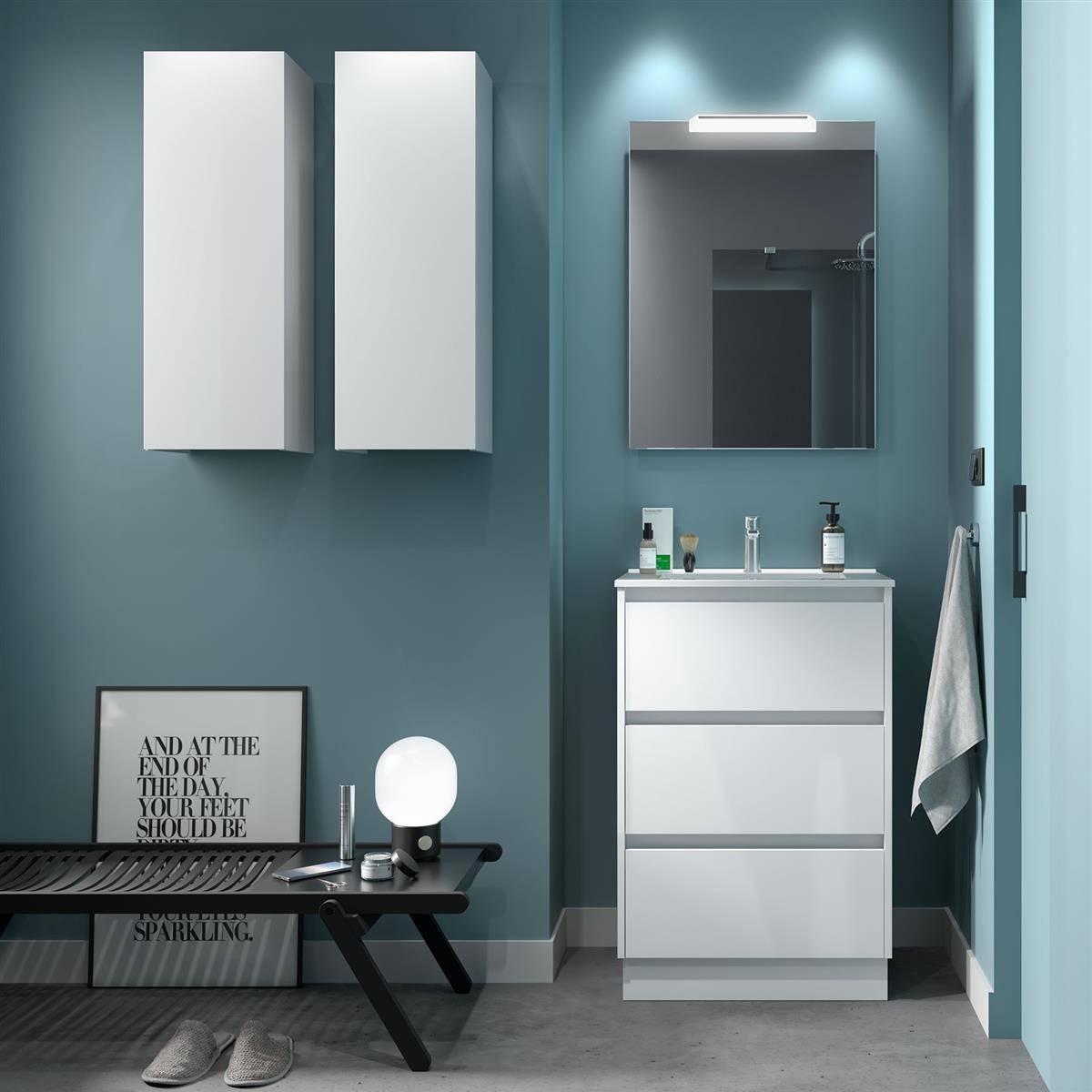 Modernes Badezimmer in Teal-Farbe mit einem Wandschrank, Spiegel über einem weißen Waschtisch und einer kleinen Bank mit rahmentem Zitat und Hausschuhen.