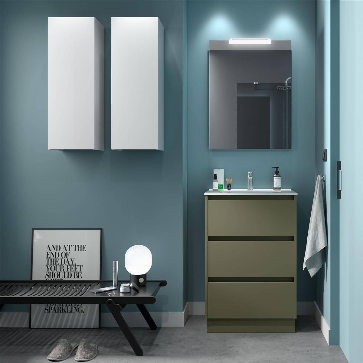 Modernes Badezimmer mit grünem Waschtisch, Spiegel, Wandschränken und Handtuch; eine Bank mit Schuhen und ein gerahmtes Zitat verleihen einen minimalistischen, organisierten Look.