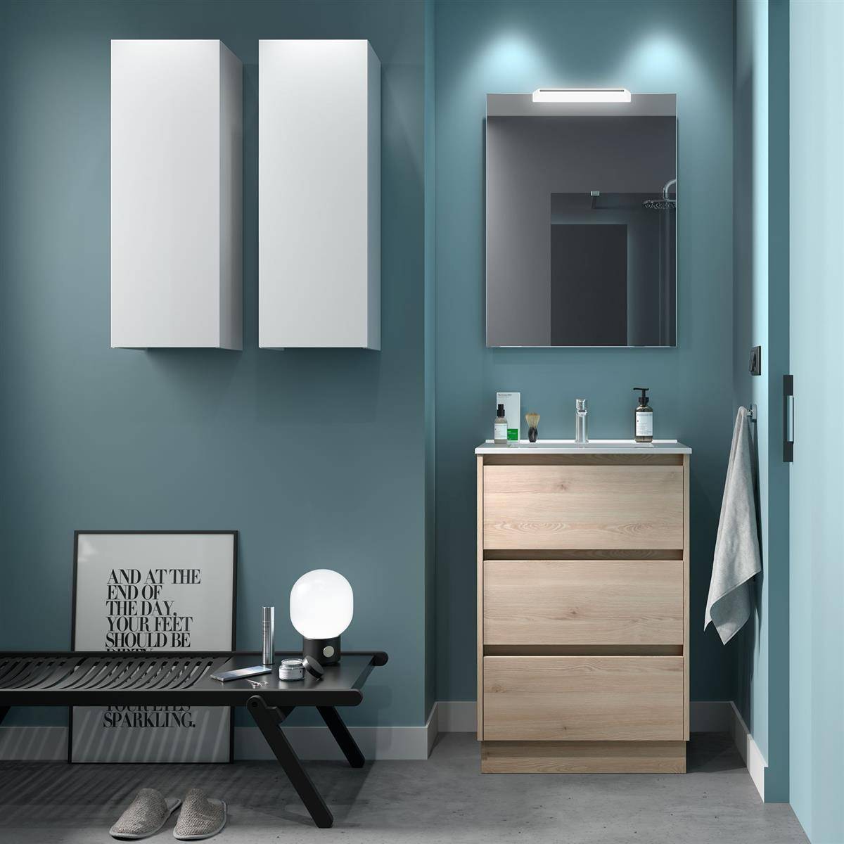 Modernes Badezimmer in Teals Tönen mit Holzwaschbeckenunterschrank, Spiegel, Wandschränken, schwarzer Bank und gerahmter Dekoration; minimalistische Innendesignszene.
