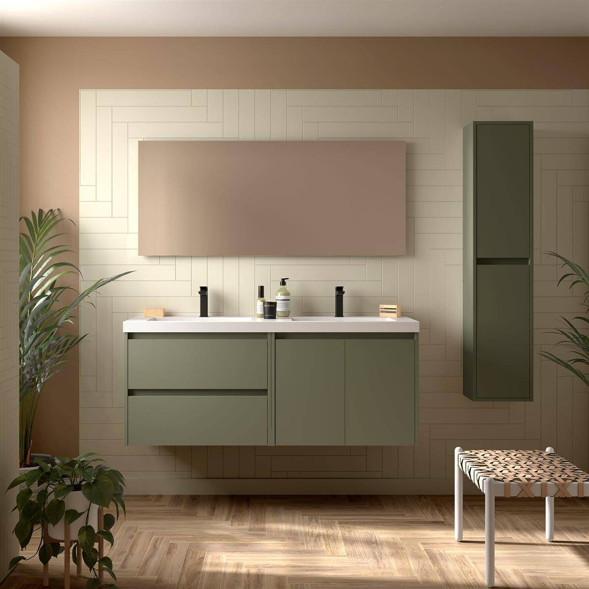 Modernes minimalistische Badezimmer mit schwebendem olivgrünem Waschtisch, rechteckigem Spiegel, Wandschrank, Pflanzen und gewebtem Hocker auf Holzboden.