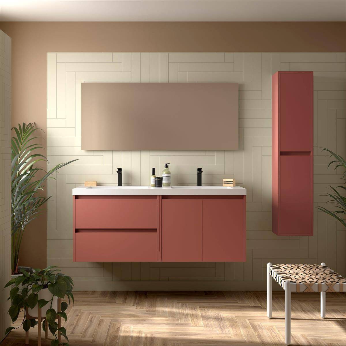 Modernes Badezimmerinterieur mit schwebendem rosa Waschtisch, großem Spiegel, Wandschrank, Pflanzen und gewebter Bank auf Fischgrät-Holzboden.