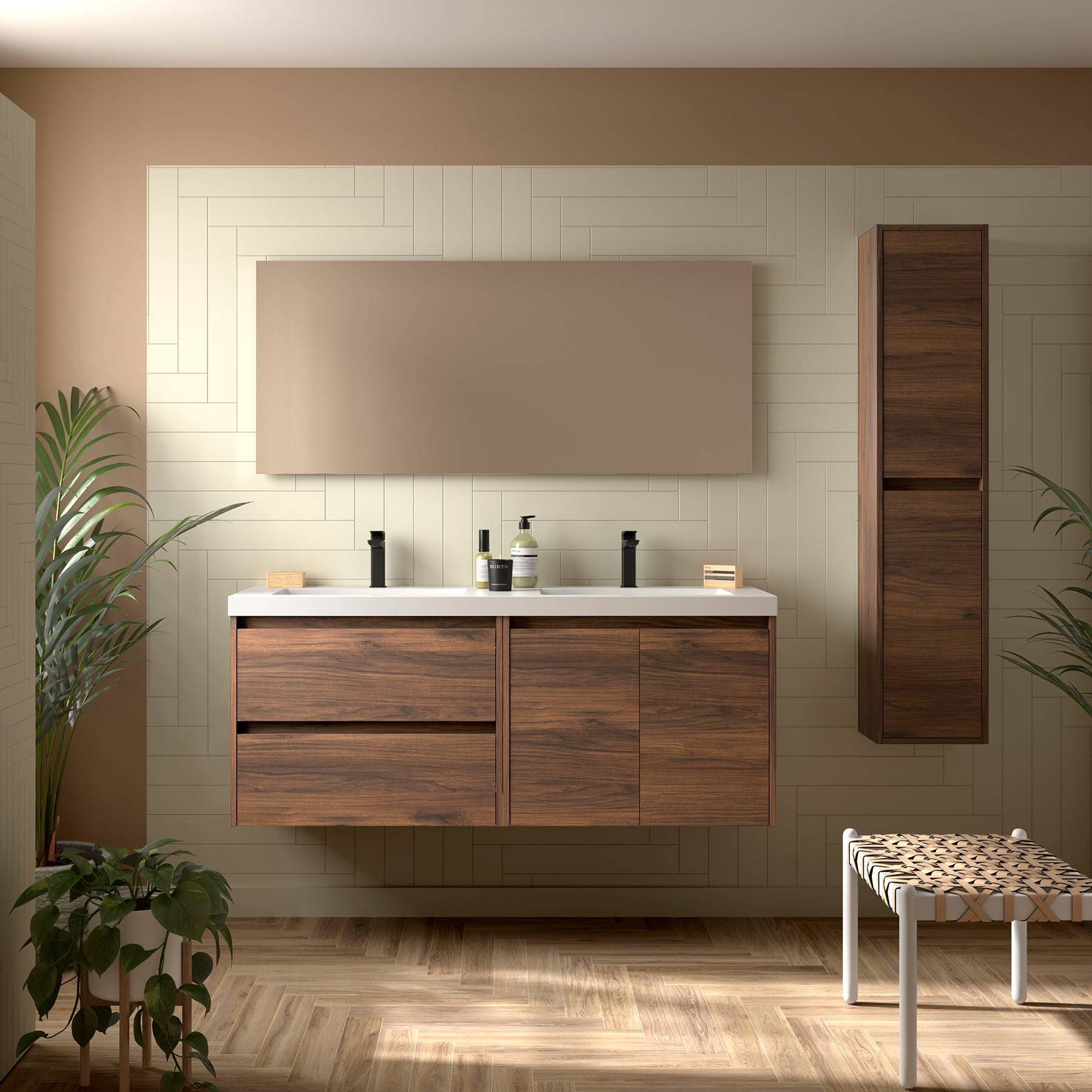 Modernes Badezimmerinterieur mit Holzwaschtisch, einem großen Spiegel, wandmontieren Schränken und einer kleinen Pflanze in der Ecke. Sanftes Licht unterstreicht die Wärme.