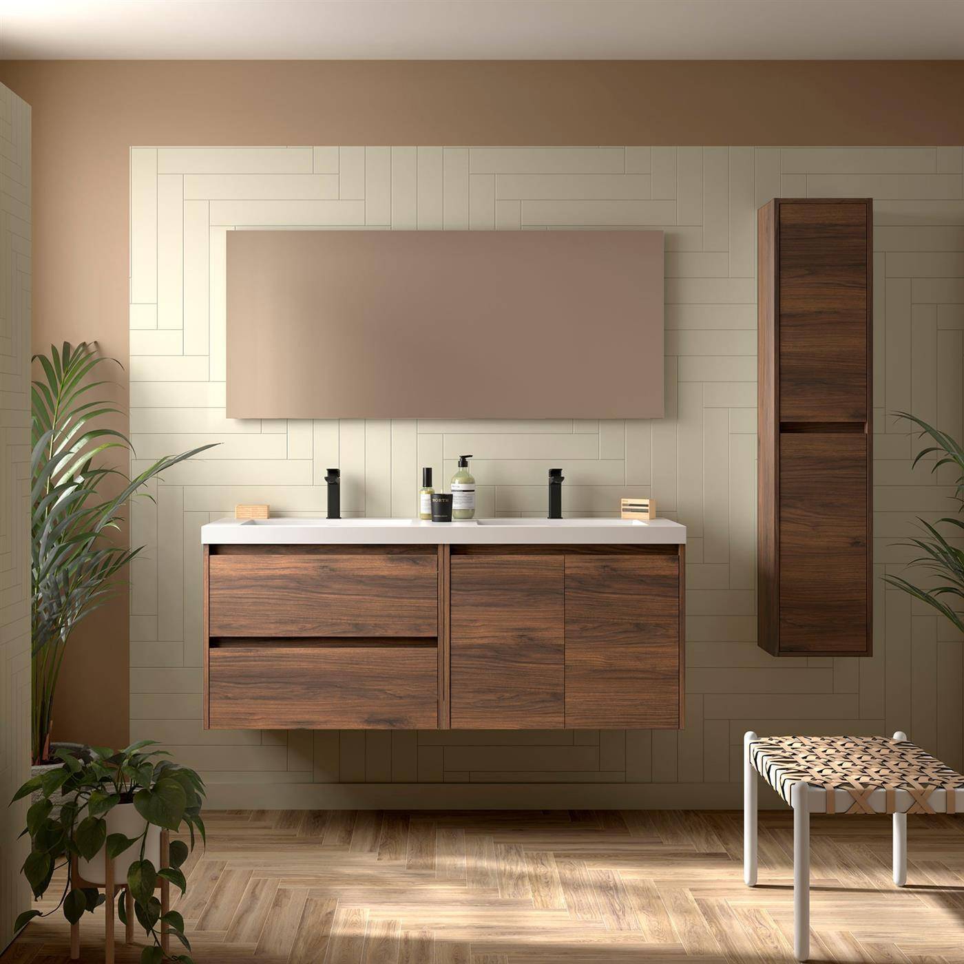 Modernes Badezimmer mit schwebendem Holzwaschtisch, großem Spiegel, Wandschrank, Topfpflanzen und geflochtener Hocker auf Fischgrätmuster-Boden.