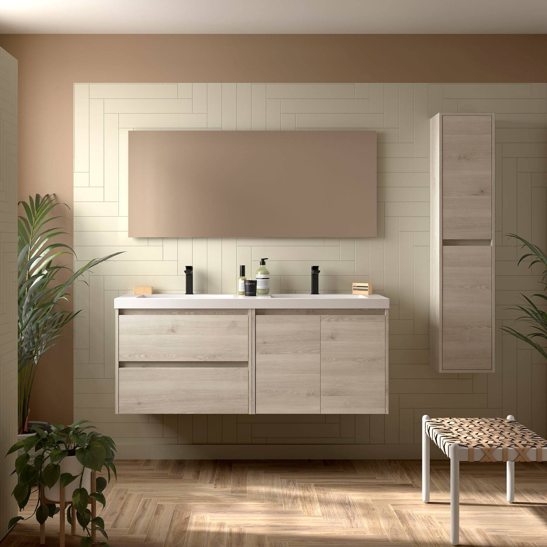 Badezimmereinrichtung mit einem modernen Waschtisch mit Holzschubladen und wandmontierte Schränke. Ein großer Spiegel und dekorative Pflanzen sind vorhanden.