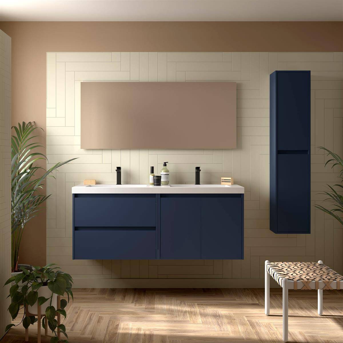 Modernes Badezimmer mit marineblauenem Waschtisch, großem Spiegel, Wandschrank, Pflanzen und geflechtenem Hocker auf Holzboden.