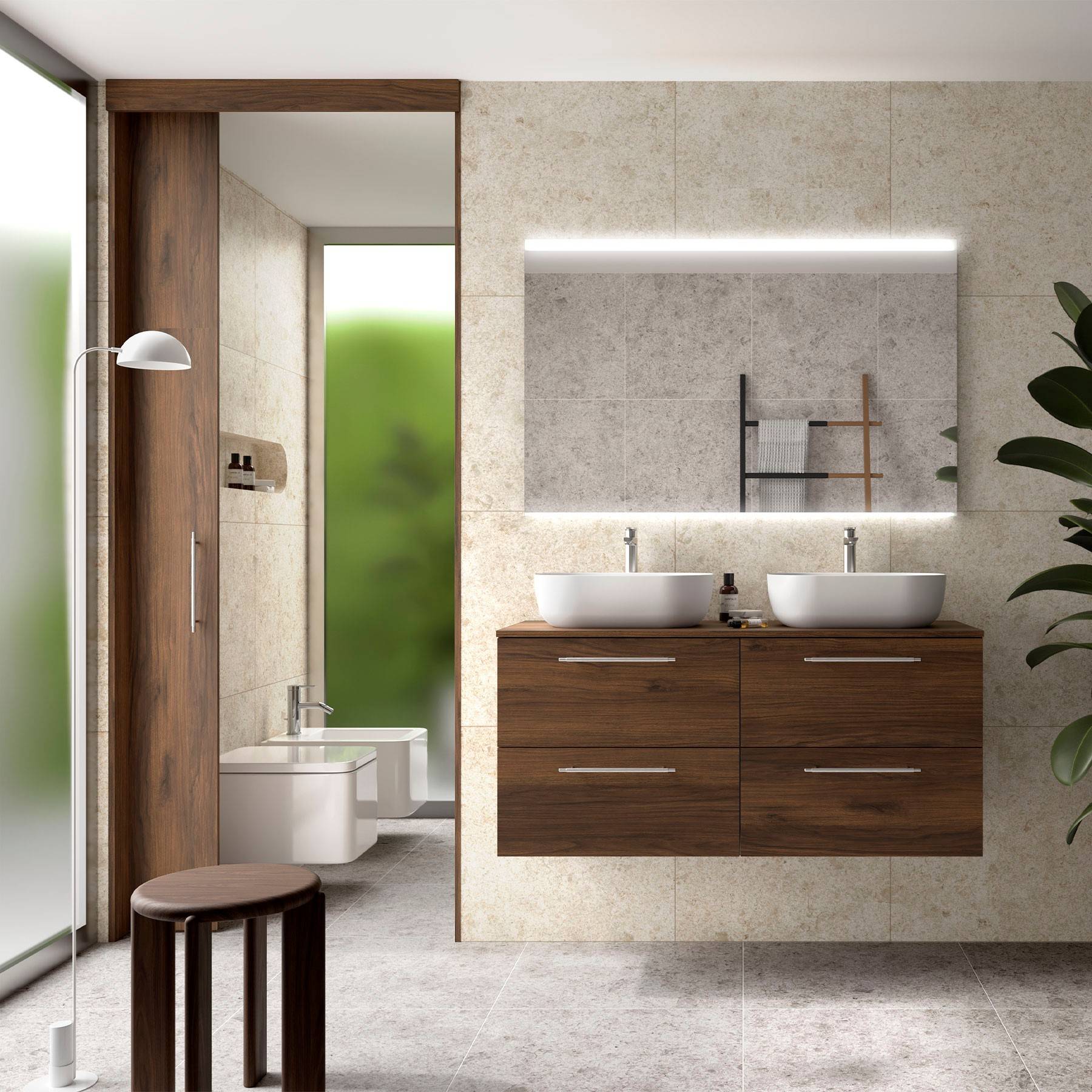 Modernes Badezimmer mit großem Spiegel, Doppelwaschbecken mit Holzschrank, Toilette, Dusche und Hocker. Eine Wand trennt die Dusche von der Toilette.