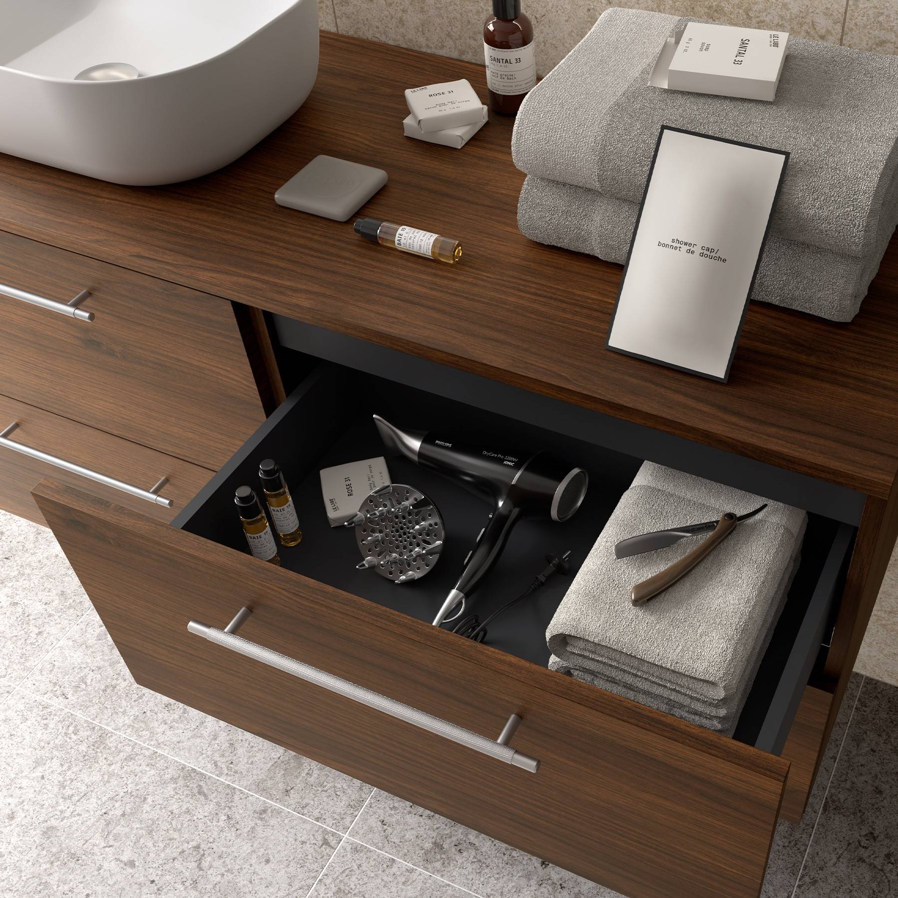 Badezimmer mit Holzschränken, bei denen eine offene Schublade einen Föhn, Pflegeutensilien und ordentlich zusammengelegte Handtücher auf der Ablage enthält.