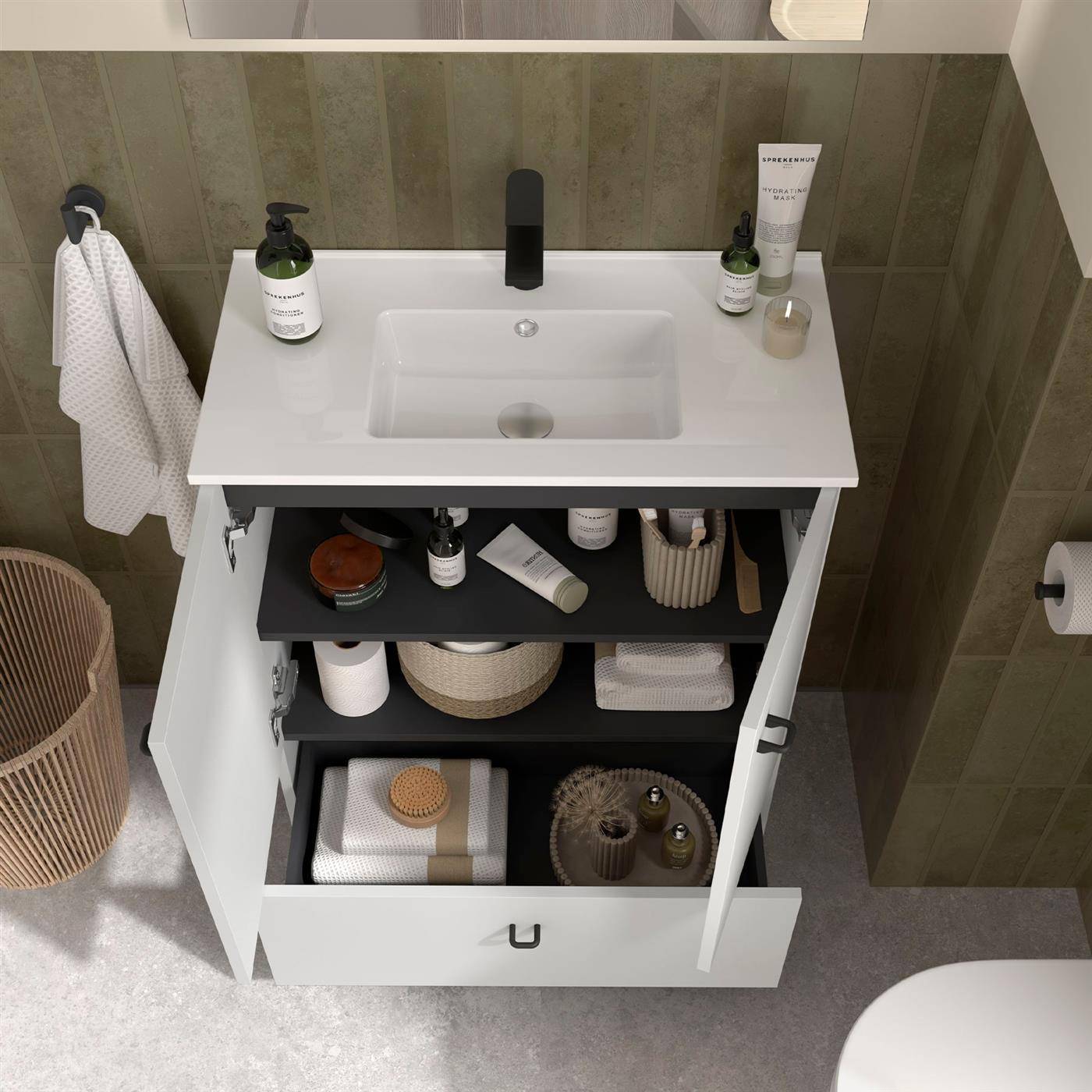 Offener Badezimmerschrank mit Waschbecken, gefüllten Regalen und organisierten Toilettenartikeln im Inneren, einschließlich Handtücher, Gläser, Flaschen und Körbe.