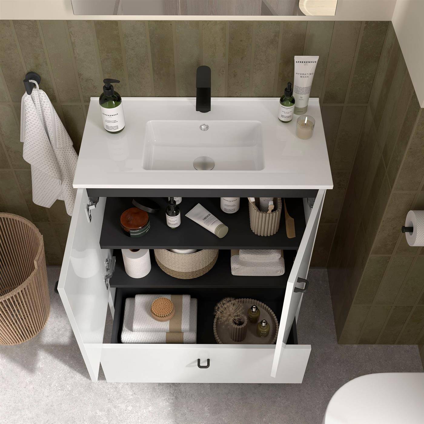 Offenes Badezimmerelement mit Waschbecken und organisierten Toilettenartikeln auf Regalen und in einer Schublade, daneben ein hängendes Handtuch und ein Toilettenpapierhalter.