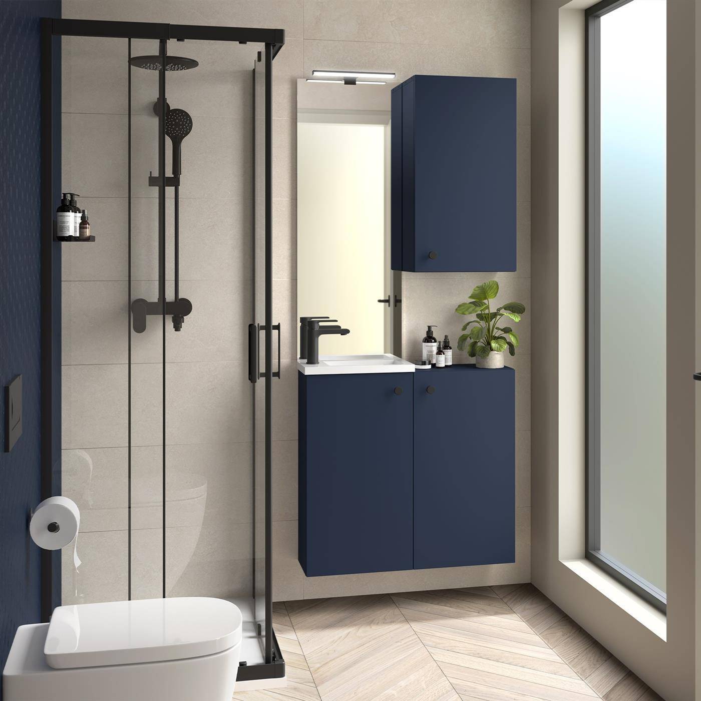 Modernes Badezimmer mit einer schwarzgerahmten Glasdusche, an der Wand montierter Toilette, blauem Waschtisch und Schrank, Waschbecken und großem Fenster.