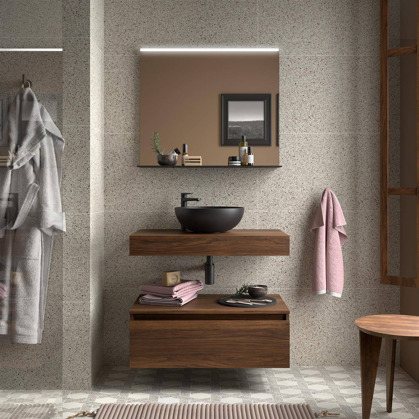 Modernes Badezimmer mit an der Wand montiertem Waschtisch, schwarzem Becken, Spiegel, Handtüchern und Holzakzenten an gesprenkelten Fliesenwänden.