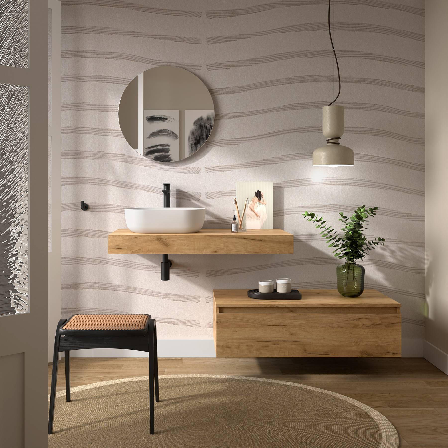 Ein modernes Badezimmer zeigt einen schwebenden Holzwaschbecken, einen runden Spiegel, eine Pendelleuchte, eine Pflanze und einen Stuhl auf einem kreisförmigen Teppich, mit gemusterten Wänden.