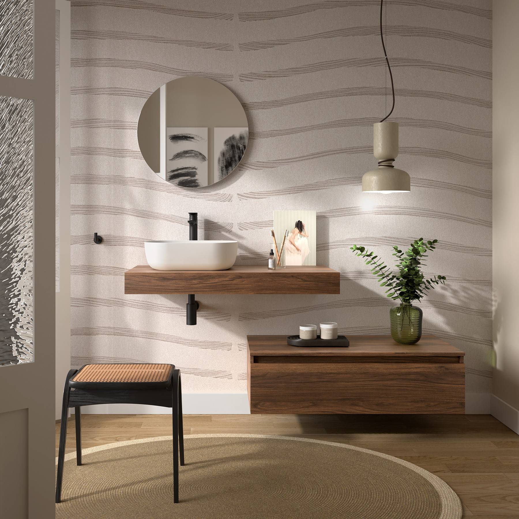 Minimalistisches Badezimmer mit schwebendem Holzwaschtisch, rundem Spiegel und weißem Waschbecken. Eine Pendelleuchte hängt darüber, daneben steht eine Topfpflanze.