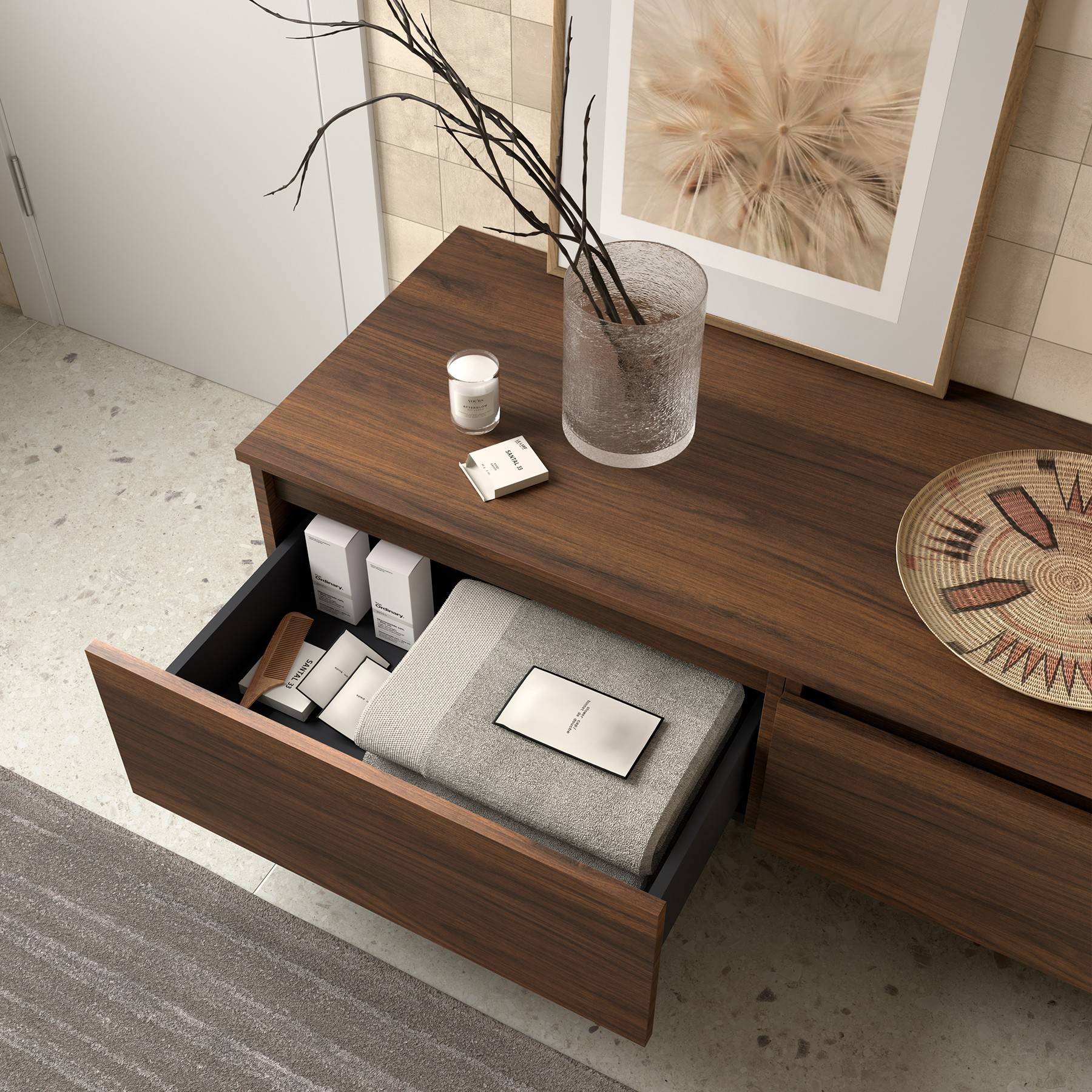 Ein moderner Holzschrank mit offenen Schubladen, die organisierten Stauraum offenbaren, eine Topfpflanze, Kerzen und gerahmte Kunstwerke oben, aufgestellt auf einem Betonboden.