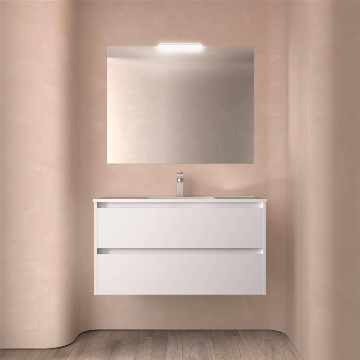Minimales Badezimmer-Waschtisch mit rechteckigem Spiegel, Waschbecken und Zweierschrank-Kommode an einer beigen Wand und Holzboden.