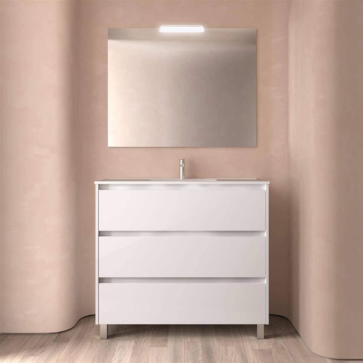 Modernes Badezimmer-Waschtisch mit drei Schubladen, Waschbecken und Spiegel unter einer Leuchte, vor beigen gekrümmten Wänden und Holzboden.