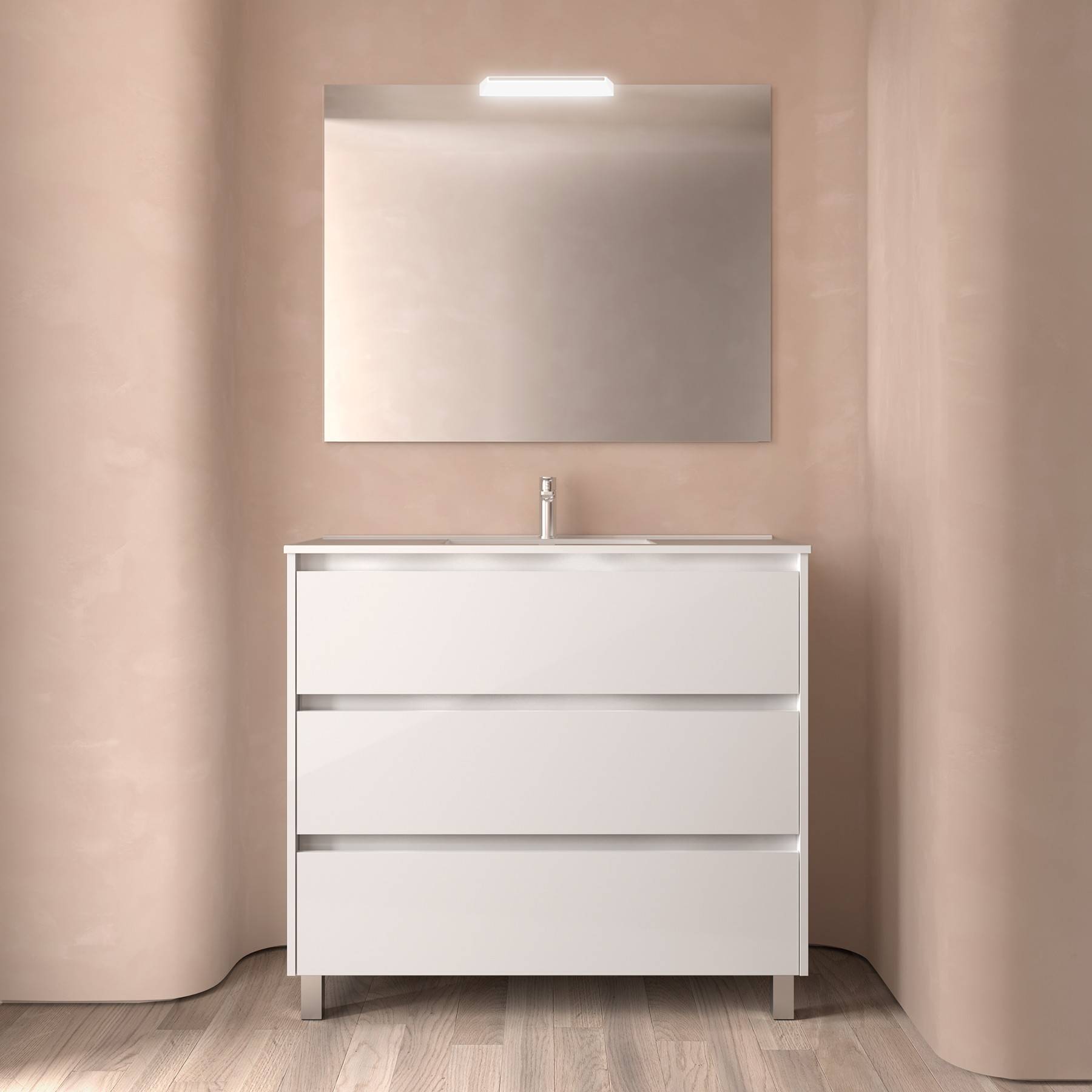 Minimalistisches Badezimmer mit einem weißen Waschtisch, drei Schubladen und einem rechteckigen Spiegel. Dezente Beleuchtung schafft eine ruhige, moderne Atmosphäre.