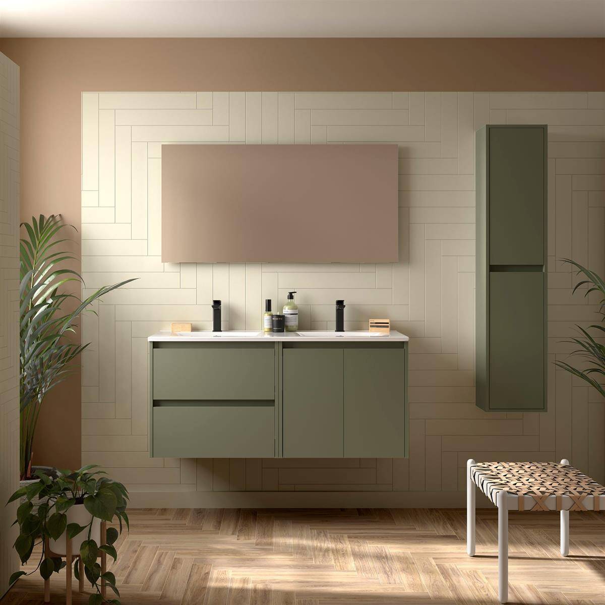 Modernes Badezimmer mit schwebendem olivefarbenem Waschtisch, großem Spiegel, Wandschrank, Pflanzen und gewebter Bank auf Fischgrät-Holzboden.