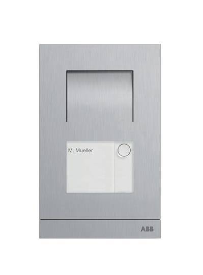 Silberner wandmontierter Briefkasten mit einem Namensschild mit der Aufschrift 
