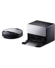 Ein Staubsaugroboter neben einer quadratischen Ladestation auf einer weißen Oberfläche.