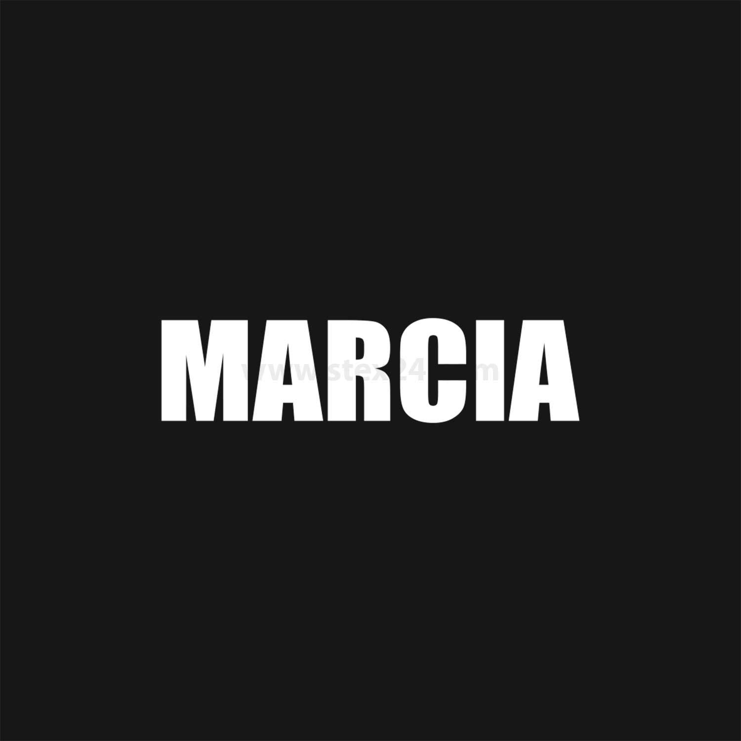 Das Bild zeigt das Wort 'MARCIA' in fetten, weißen Großbuchstaben auf einem einfarbigen schwarzen Hintergrund.