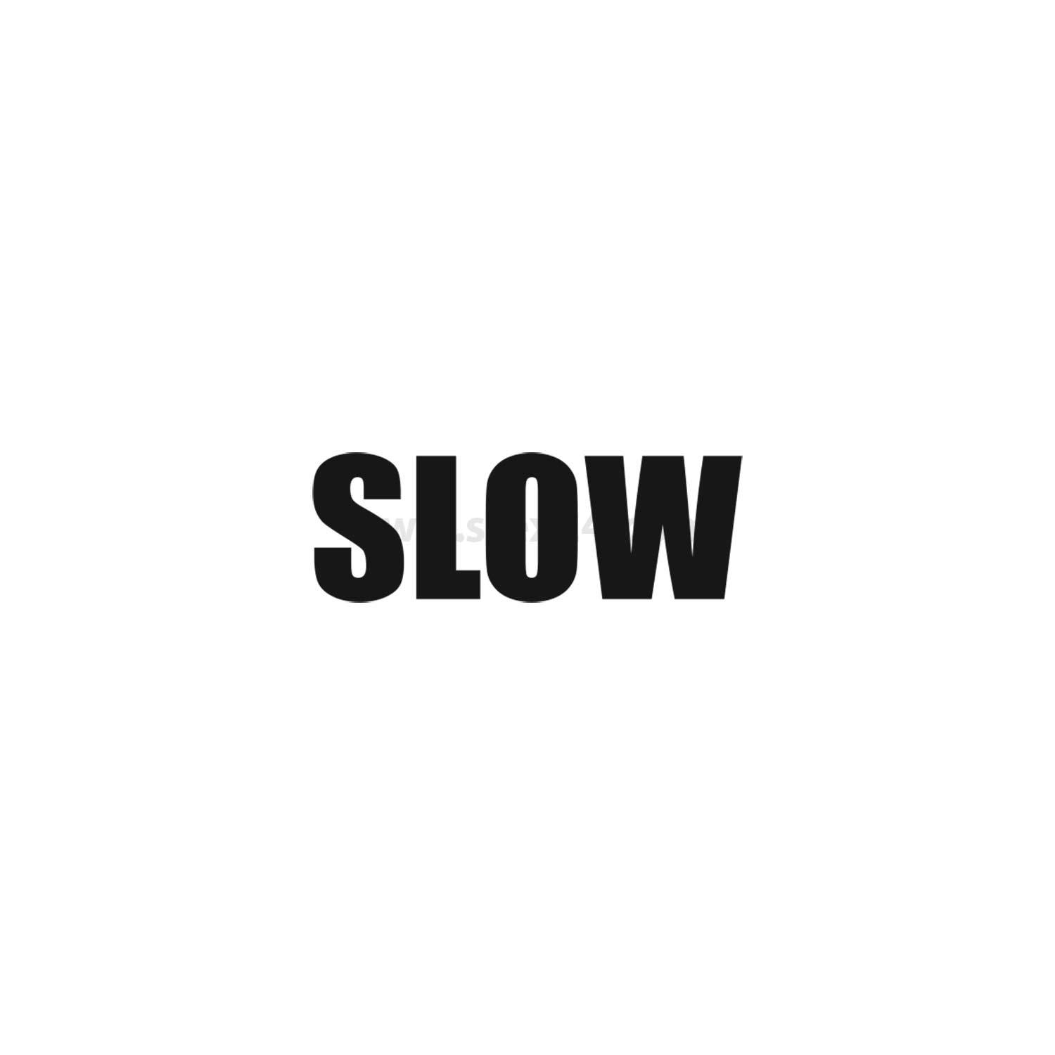 Das Bild zeigt das Wort 'SLOW' in fetten schwarzen Buchstaben auf weißem Hintergrund.