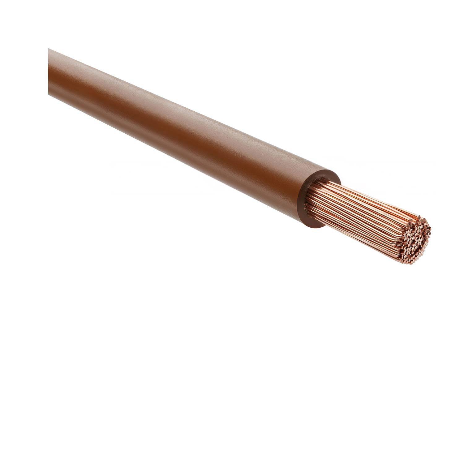 Ein brauner elektrischer Draht mit freiliegenden Kupfersträngen an einem Ende, der zur Stromleitung verwendet wird.