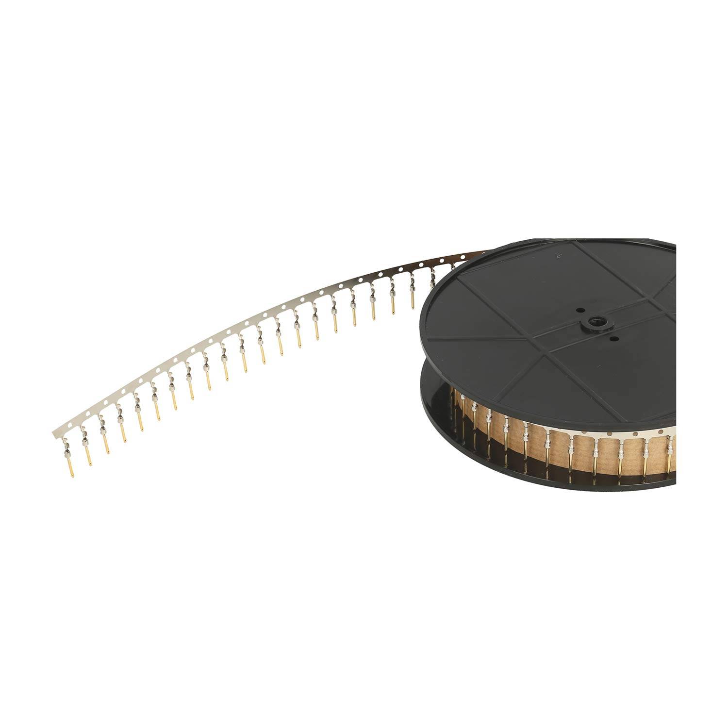 „Eine Rolle elektronischer Komponenten auf einer schwarzen Spule, mit Metallverbindern, die in einer Reihe nach außen ragen, was auf eine Verpackung für Herstellungszwecke hinweist.