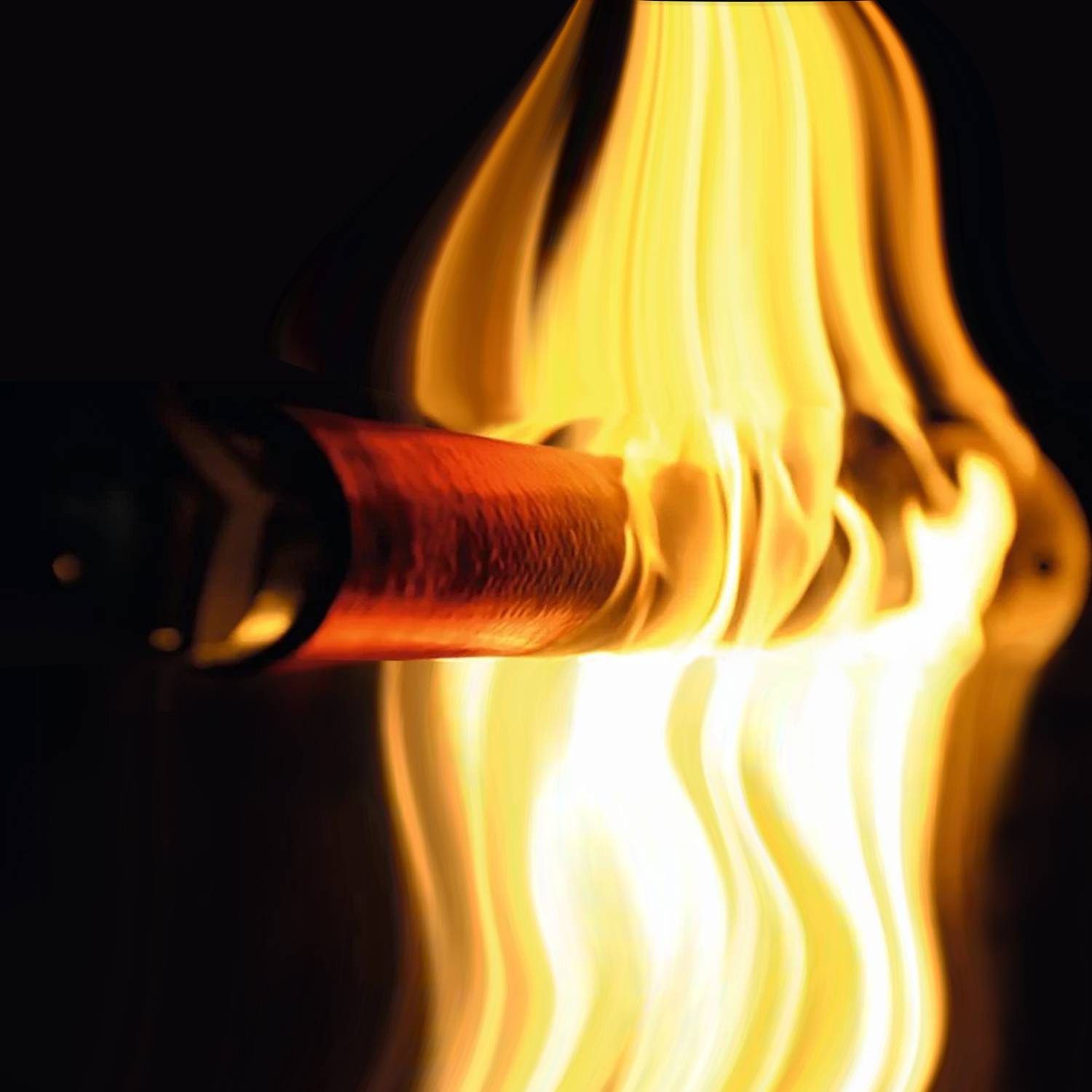 Eine Nahaufnahme einer Zigarre, die angezündet wird, mit lebhaften Flammen und Rauch. Der Fokus liegt auf dem Entzündungsprozess und hebt die Textur der Zigarre hervor.