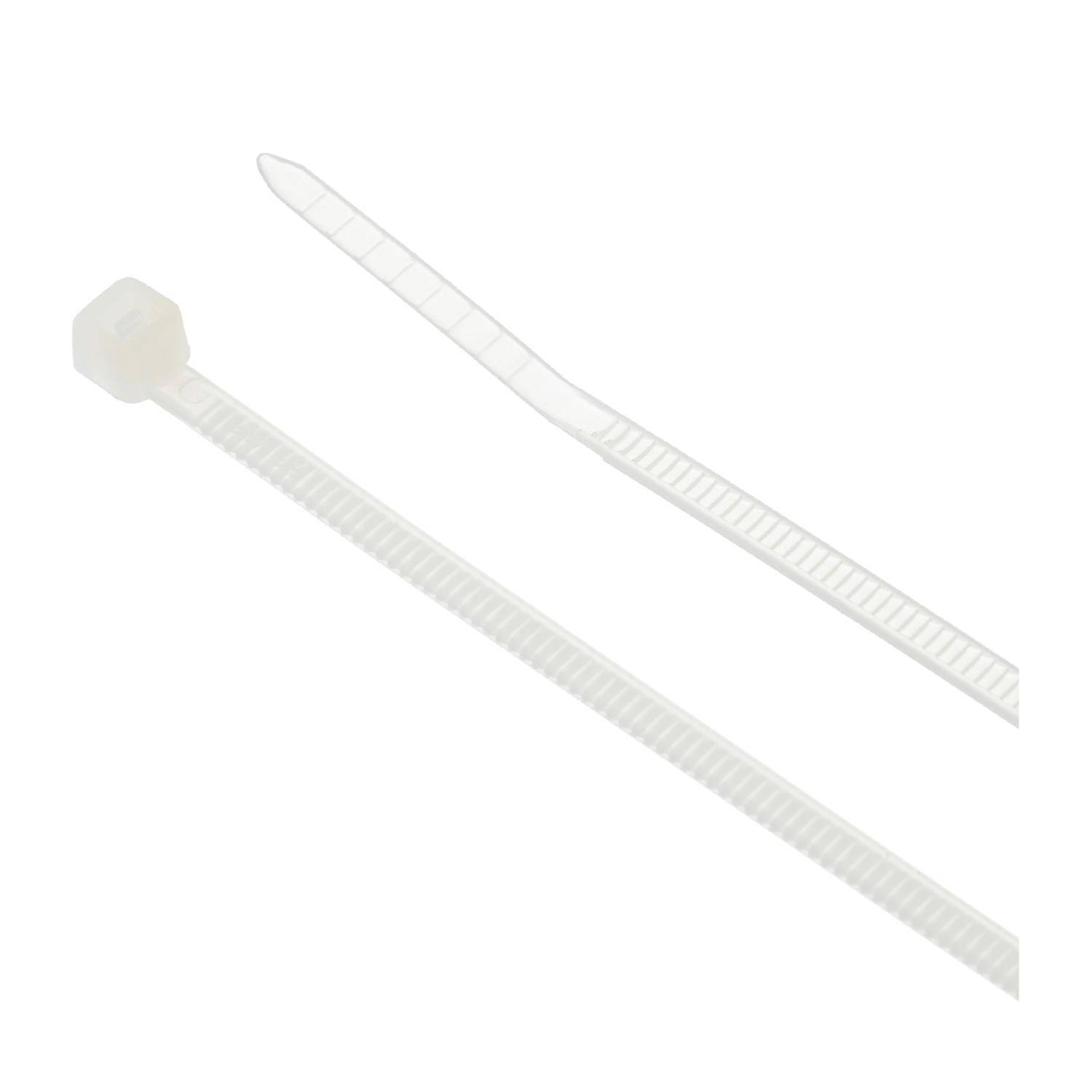 Eine weiße Plastik-Kabelbinder, der vor einem einfarbigen Hintergrund gezeigt wird, mit einem Ende, das einen Verschlussmechanismus besitzt, und dem anderen Ende, das sich zu einer Spitze verjüngt.