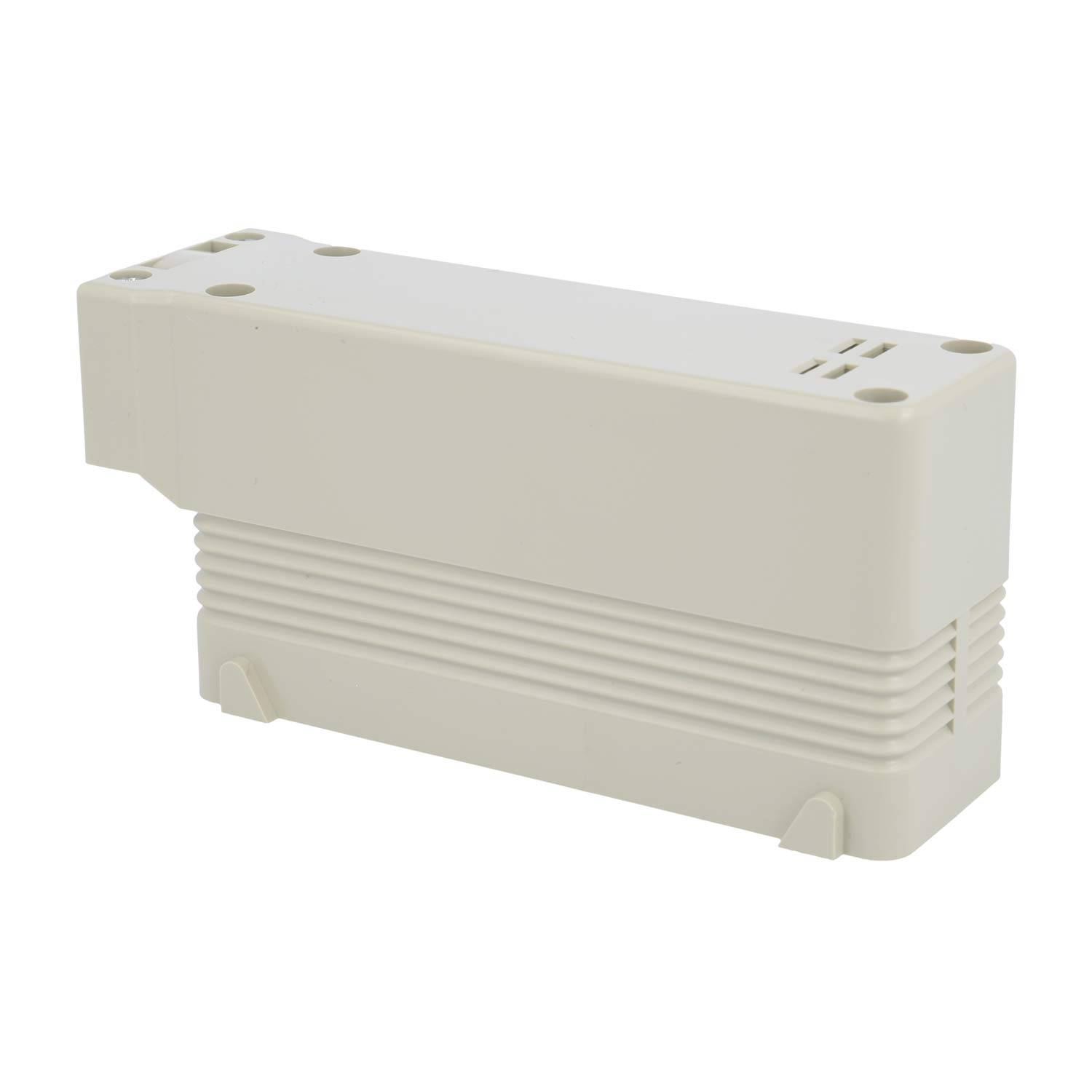 Rechteckige weiße Kunststoffkomponente mit Rillen, die vier kreisförmige Löcher an der Oberseite aufweist, höchstwahrscheinlich Teil eines elektronischen Geräts.