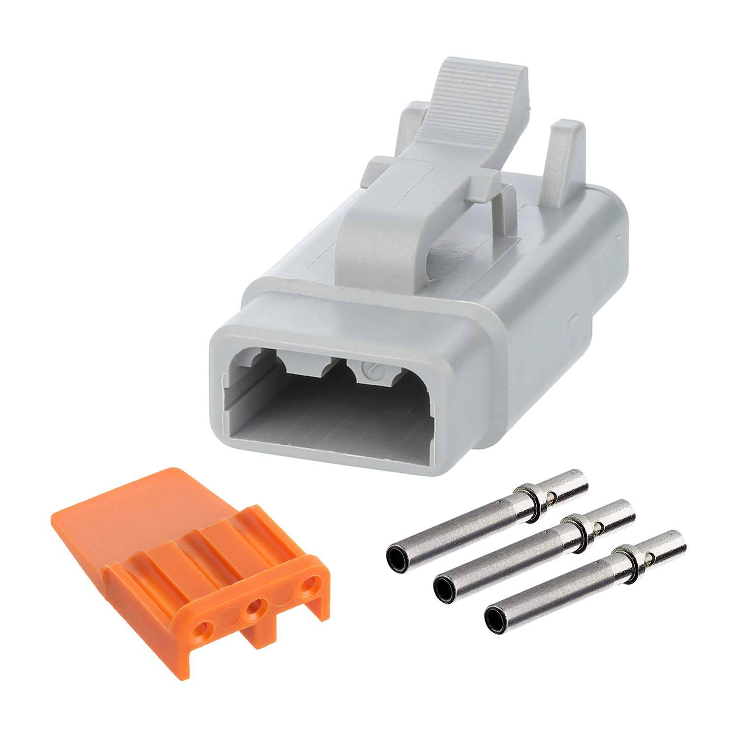 Ein grau-farbenes Automotive-Verbindungsgehäuse mit zwei Metallkontakten und einem orangefarbenen Kabeldichtring, verwendet für elektrische Verbindungen.