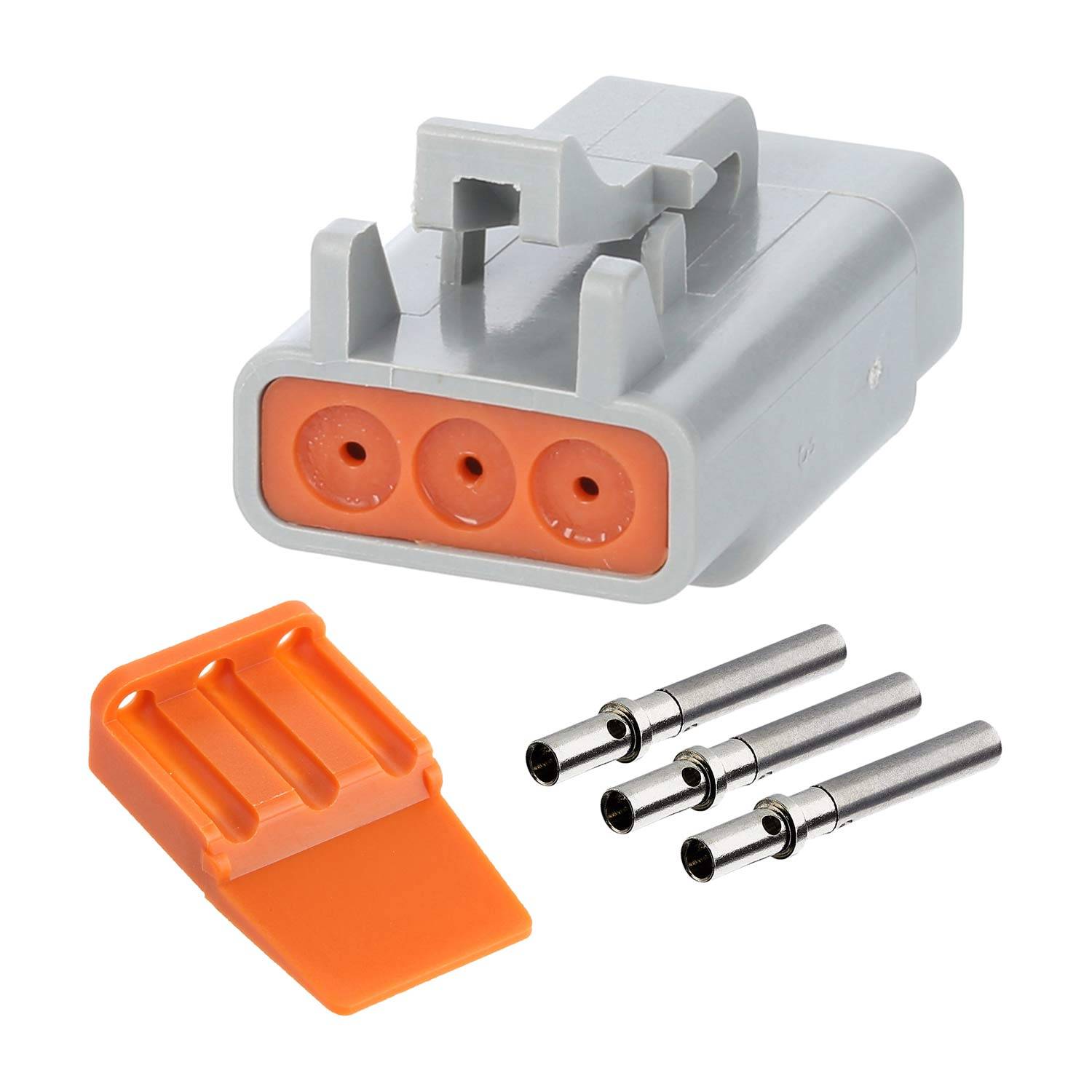 Ein grauer Drei-Pin-Elektrostecker mit einer orangefarbenen Schutzkappe und drei silbernen Pins daneben.