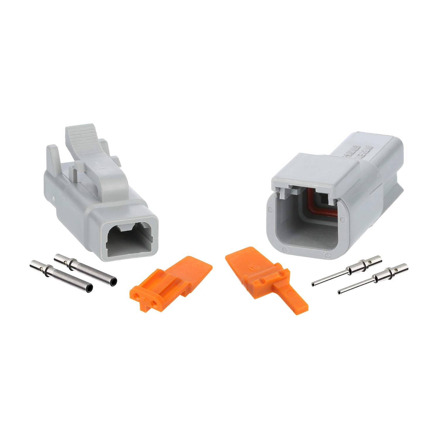 Zwei graue elektrische Anschlüsse, jeweils mit einem orangefarbenen Verriegelungsmechanismus und zwei Metallstiften, vor einem einfarbigen Hintergrund.