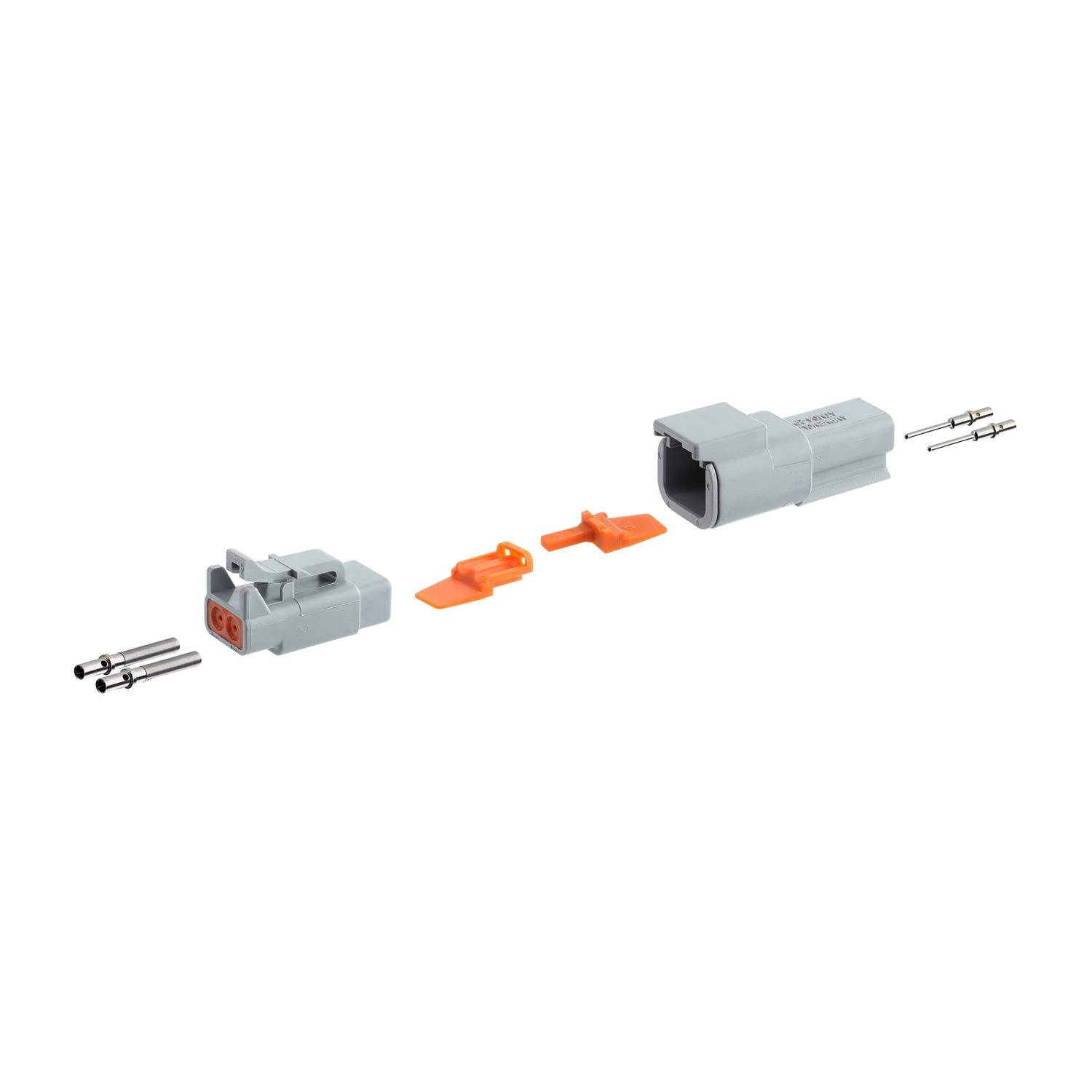 Ein nicht zusammengebauter Automotive-Elektroverbinder mit zwei grauen Gehäusen, drei Metallstiften und zwei orangefarbenen Sicherungsclips in aufeinanderfolgender Anordnung.