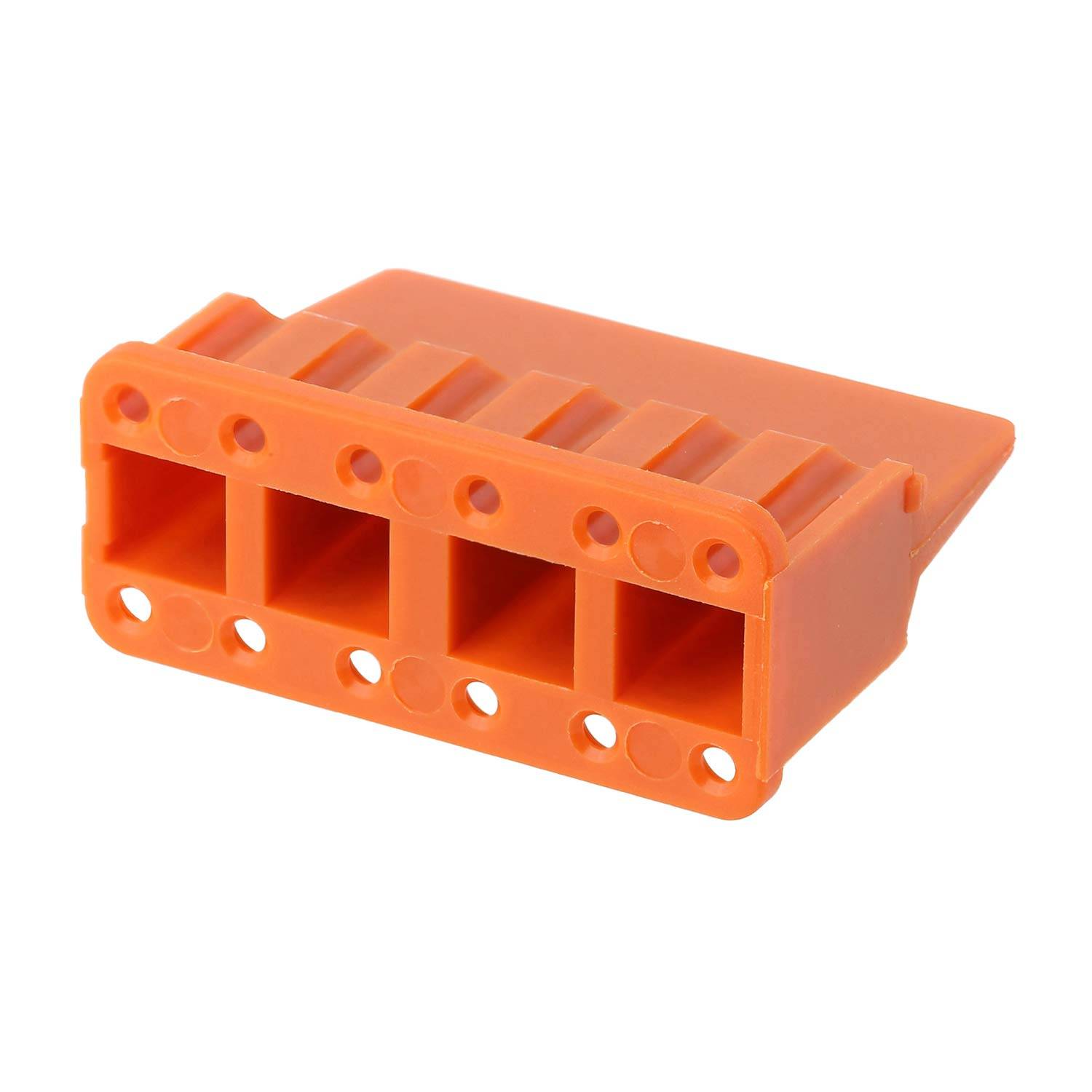 Ein orangefarbener Kunststoffverbinder mit vier quadratischen Öffnungen, der mehrere kleine Löcher an den Seiten und der Oberseite aufweist und typischerweise in der Elektronik verwendet wird.