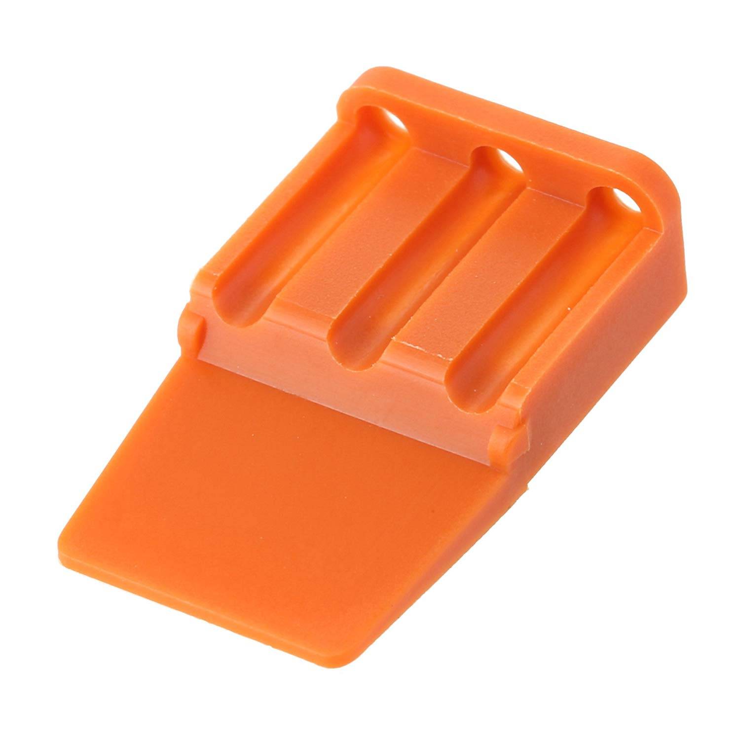 „Eine orangefarbene Kunststoff-Türscharnier-Schutzecke mit drei gerillten Schlitzen, die entwickelt wurde, um Beschädigungen zu verhindern und die Sicherheit während der Nutzung zu verbessern.