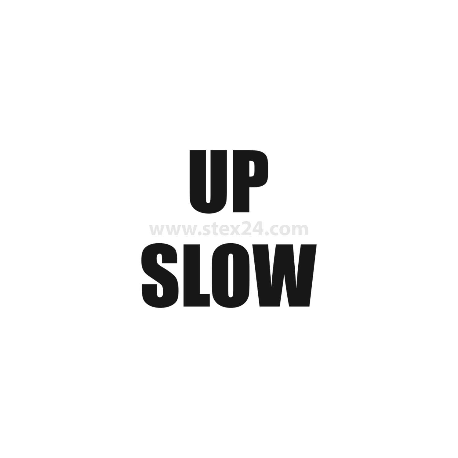 Das Bild zeigt den Text 'UP SLOW' in fetten schwarzen Buchstaben auf weißem Hintergrund.