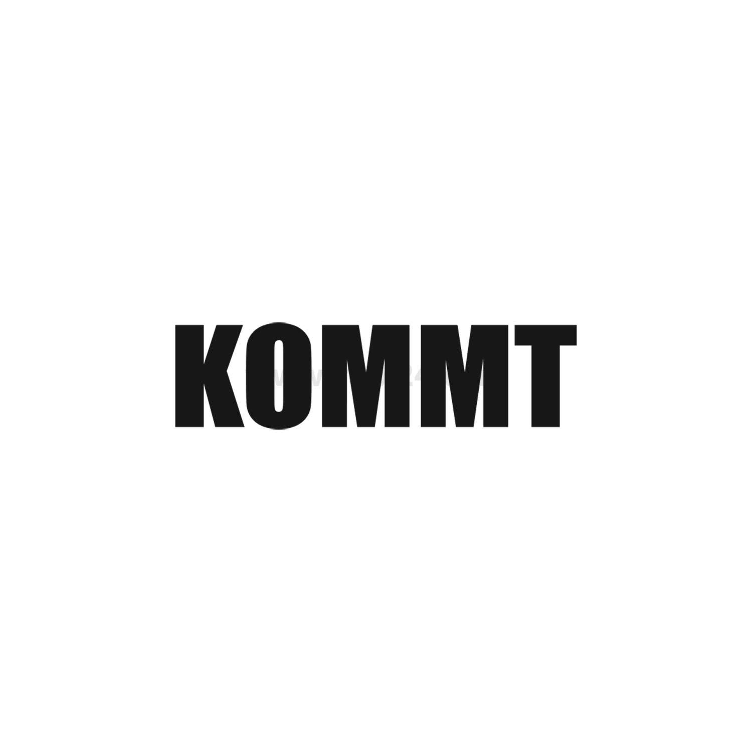 Das Bild zeigt das Wort 'KOMMT' in fetten schwarzen Buchstaben auf einem einfarbigen weißen Hintergrund.