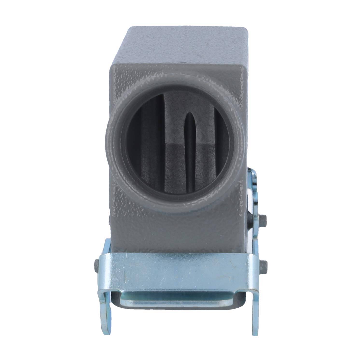 Eine Metallhalterung mit einem grauen quadratischen Gehäuse und einer kreisförmigen Öffnung an einer Seite, wahrscheinlich Teil einer mechanischen oder industriellen Komponente.