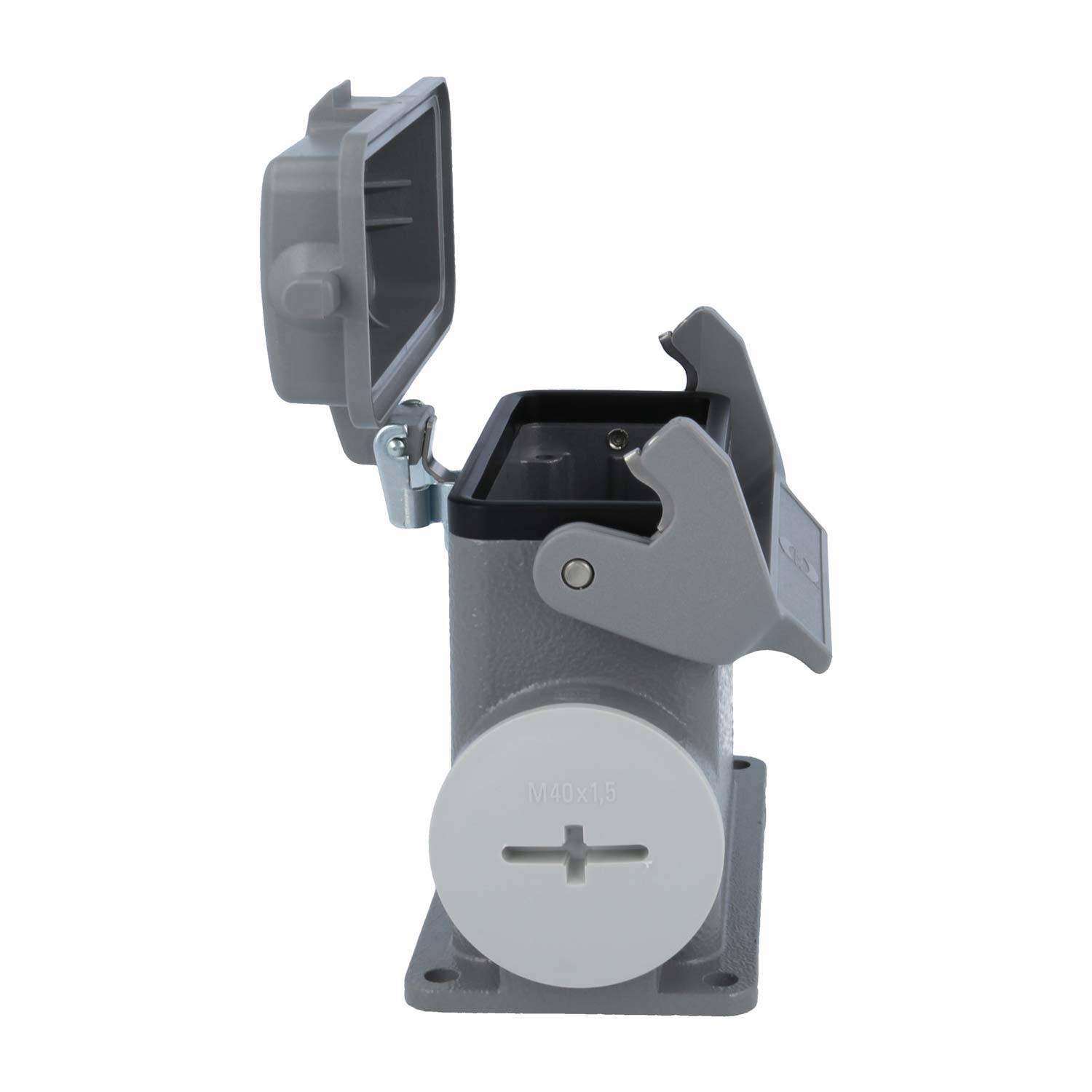 Eine graue industrielle Steckdose mit offener Abdeckung, auf einer Basis montiert. Die Modellnummer 'M10x10' ist auf einer Frontplatte eingeprägt.