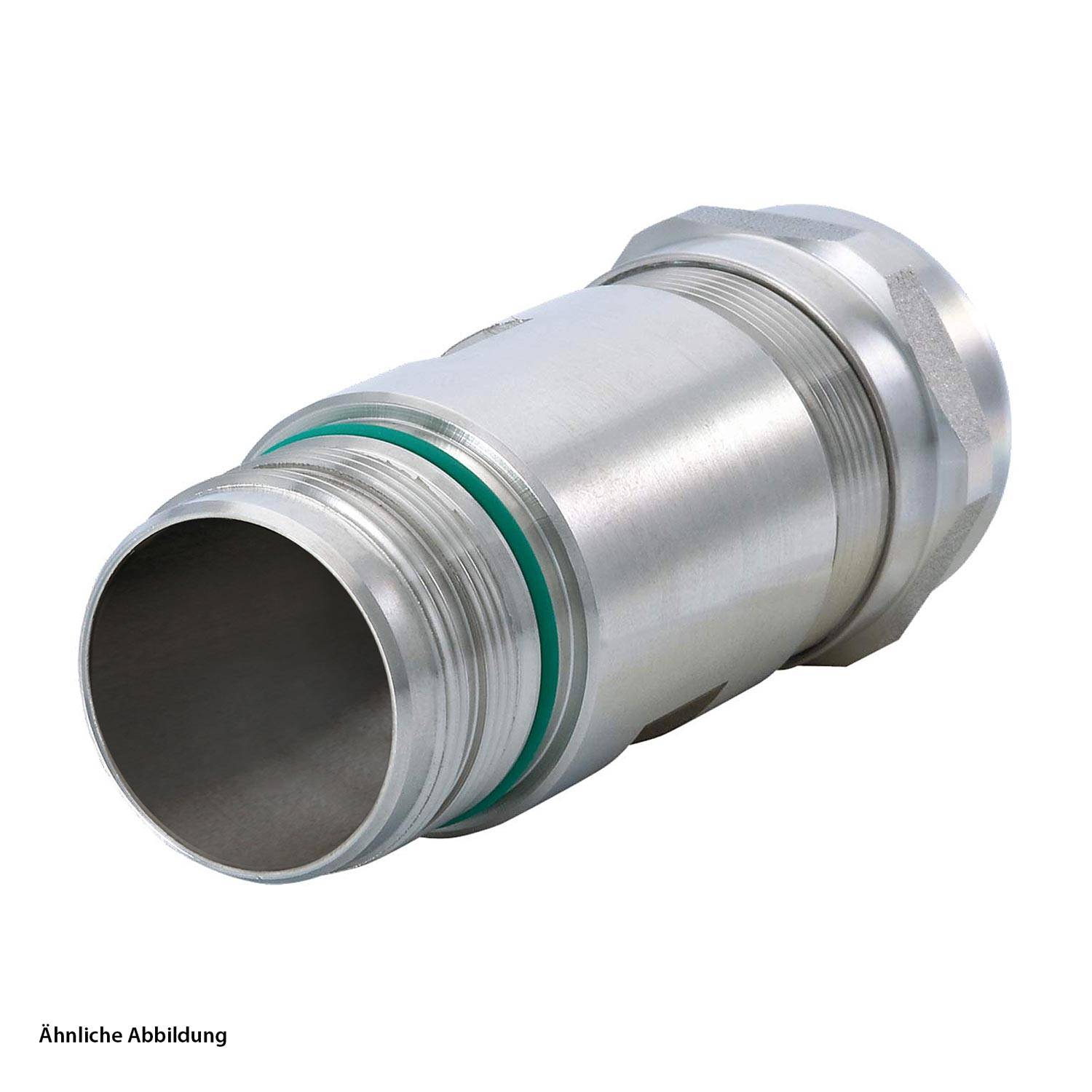 Ein metallischer zylindrischer Verbinder mit Gewinde und einem grünen Ring, verwendet für Rohrsysteme oder Kabelschutz.