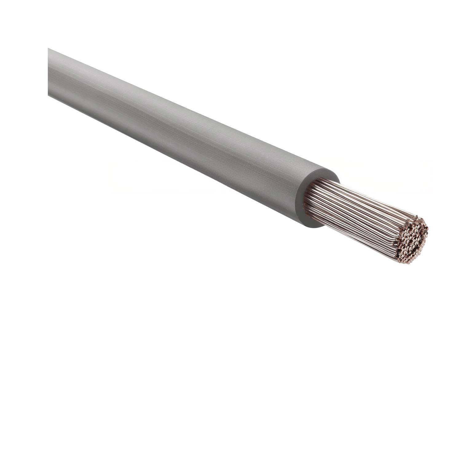 Ein Bündel Stahldrähte ragt aus einem zylindrischen Metallkabel heraus, was einen Querschnittsblick auf ein industrielles oder Baumaterial andeutet.