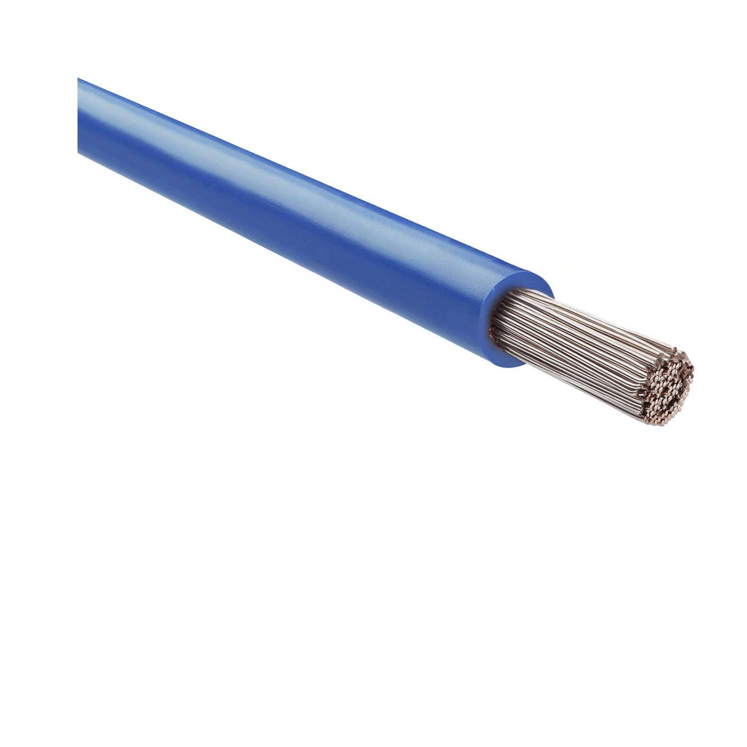 Ein blauer elektrischer Draht mit freigelegten metallischen Strängen an einem Ende, der das innere leitfähige Material veranschaulicht.