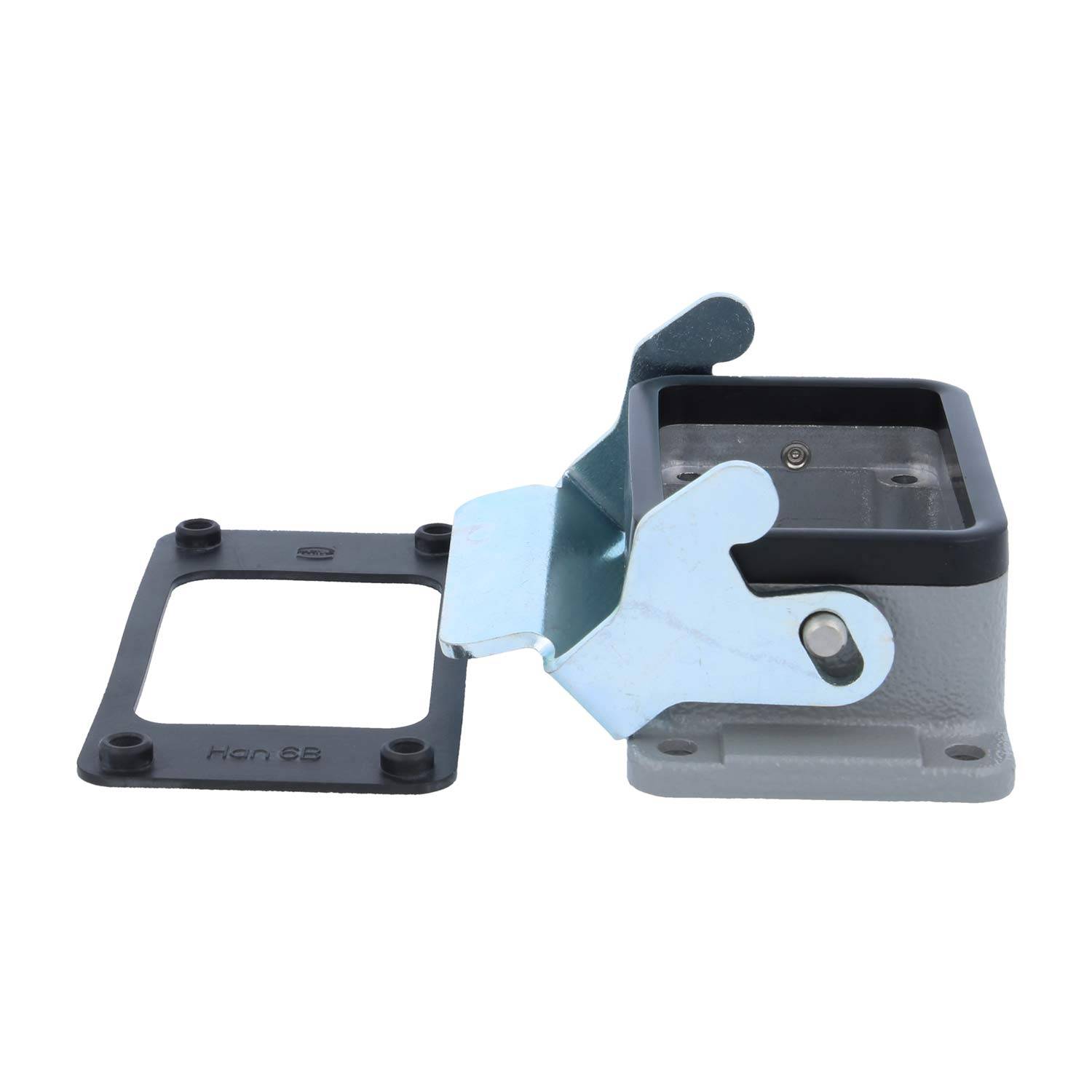 Eine Metallstrombox mit einem Klappdeckel und einer Gummidichtung, konzipiert für den Außen- oder Industrieeinsatz, steht auf einem weißen Hintergrund.