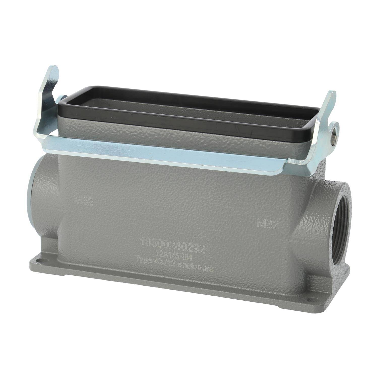 Ein grau-industrielles Steckverbindergehäuse mit einem Metallverschluss oben, entwickelt zum Sichern und Schützen elektrischer Verbindungen.