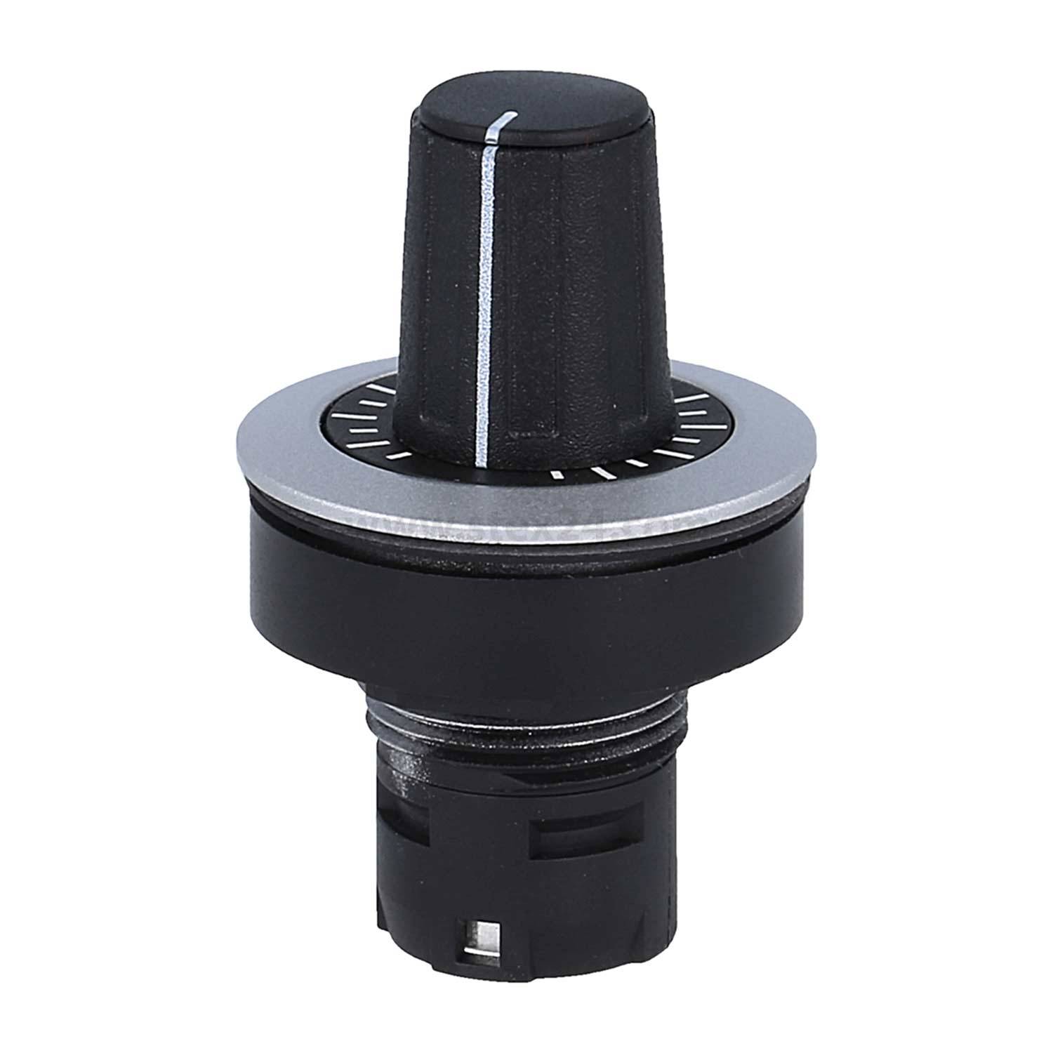 Ein schwarzer Drehknopf mit einer silbernen Kreisbasis, versehen mit weißen Markierungen und einer kleinen Indikatorlinie oben, der zum Einstellen von Einstellungen verwendet wird.