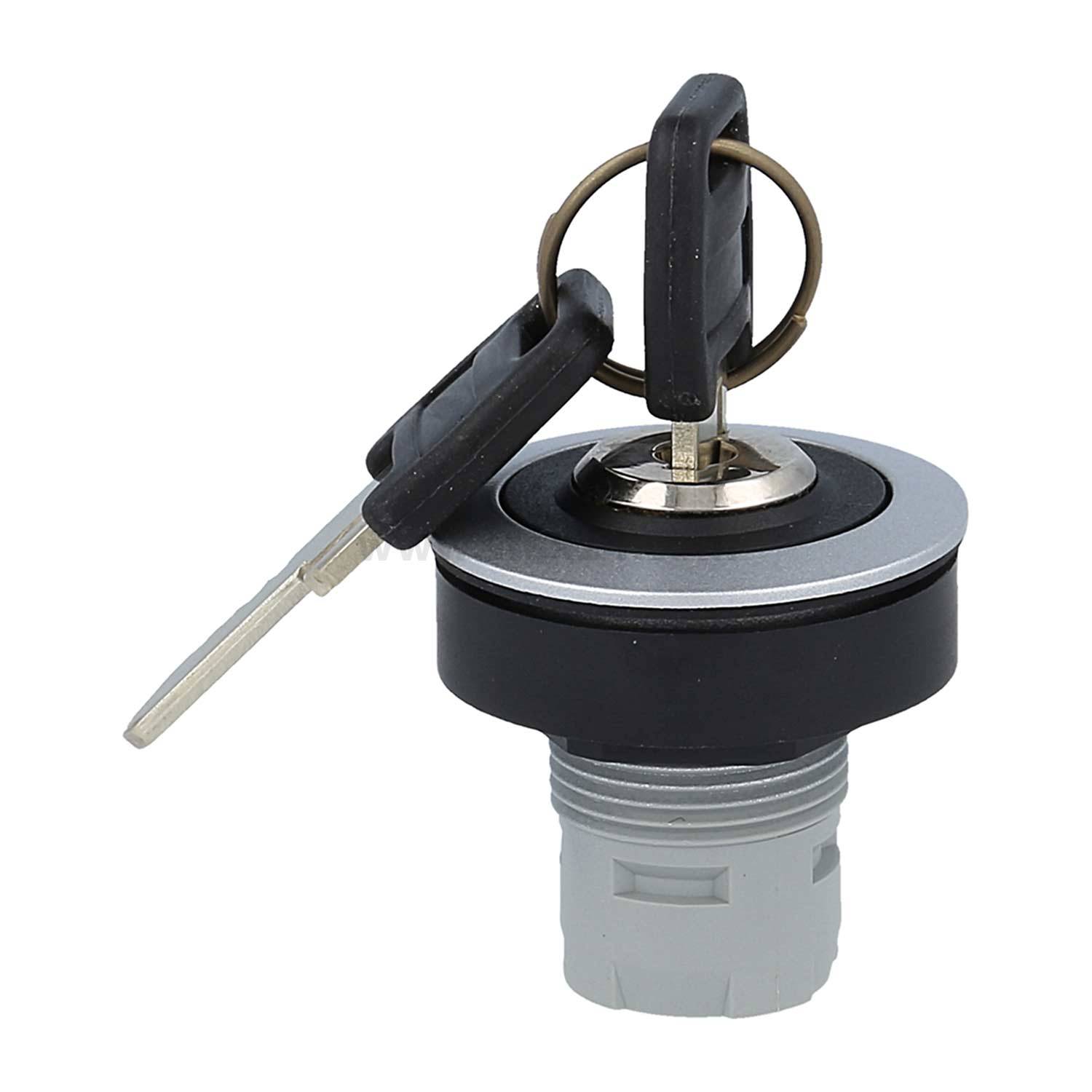 Ein Metallschlüssel, der in einen schwarz-silbernen Zündschalter gesteckt ist, mit einem Ersatzschlüssel an einem Metallring befestigt.