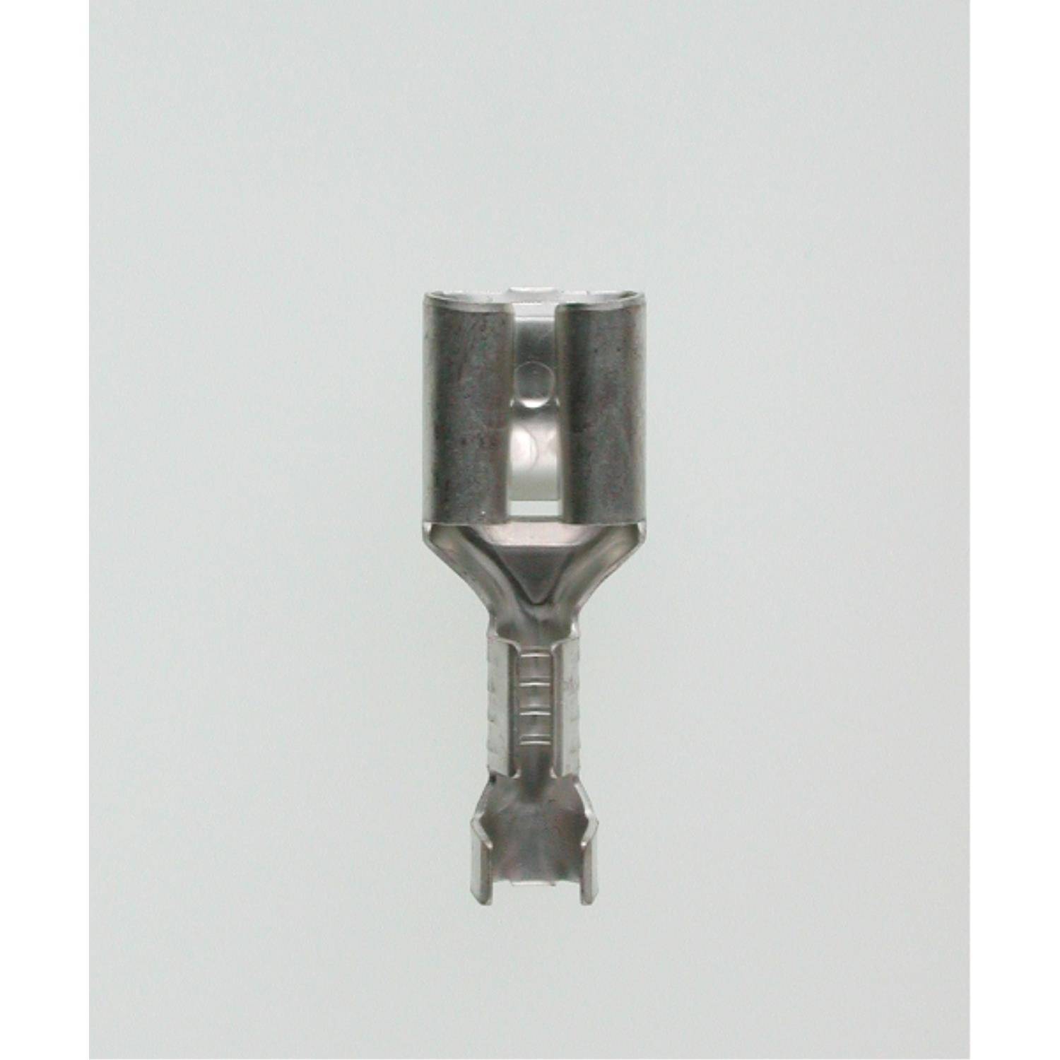 Ein kleiner metallischer elektrischer Anschluss mit einem zylindrischen Kopf und einer schmalen Basis vor einem einfarbigen Hintergrund.