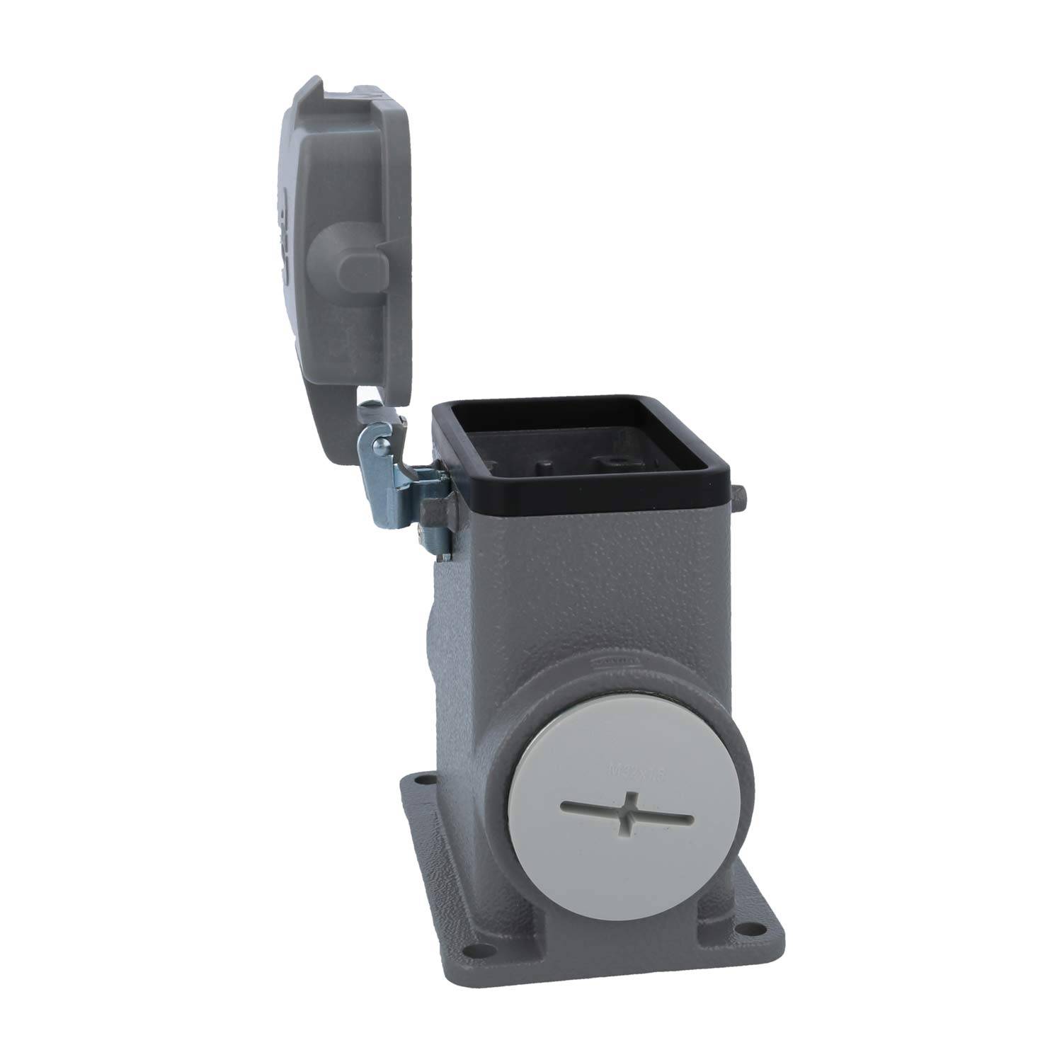 Graue elektrische Steckdose mit offener Abdeckung, die eine einzelne Buchse zeigt, auf einer flachen Basis montiert.